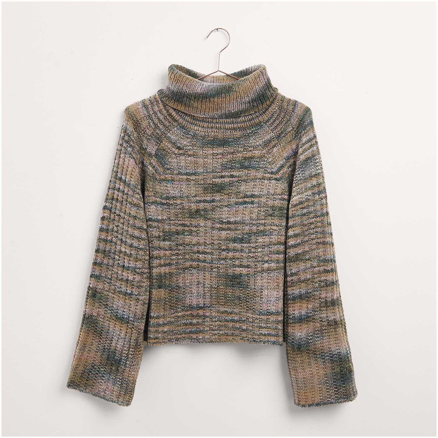 Pullover in Erdtönen mit Rollkragen, präsentiert als Legeware. Teil des Stricksets Modell 07 aus "Made by Me Nr. 17". Ideal für stilvolle, handgefertigte Mode.