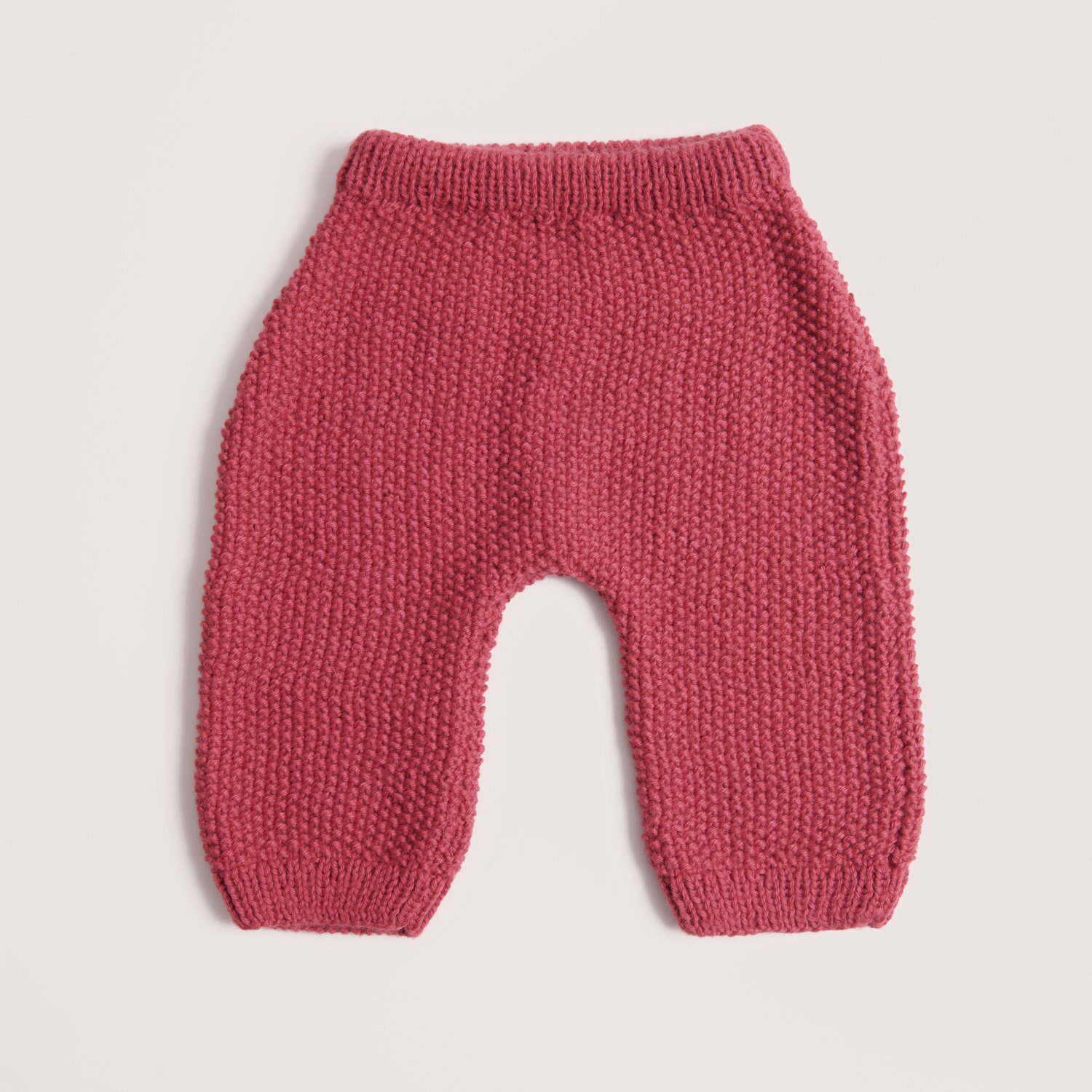 Rico Baby 044 zeigt gestrickte Babyhose aus Rico Design Garn Dream dk uni, weiche Maschenstruktur, 50g 115m Knäuel, ideal für komfortable Babykleidung