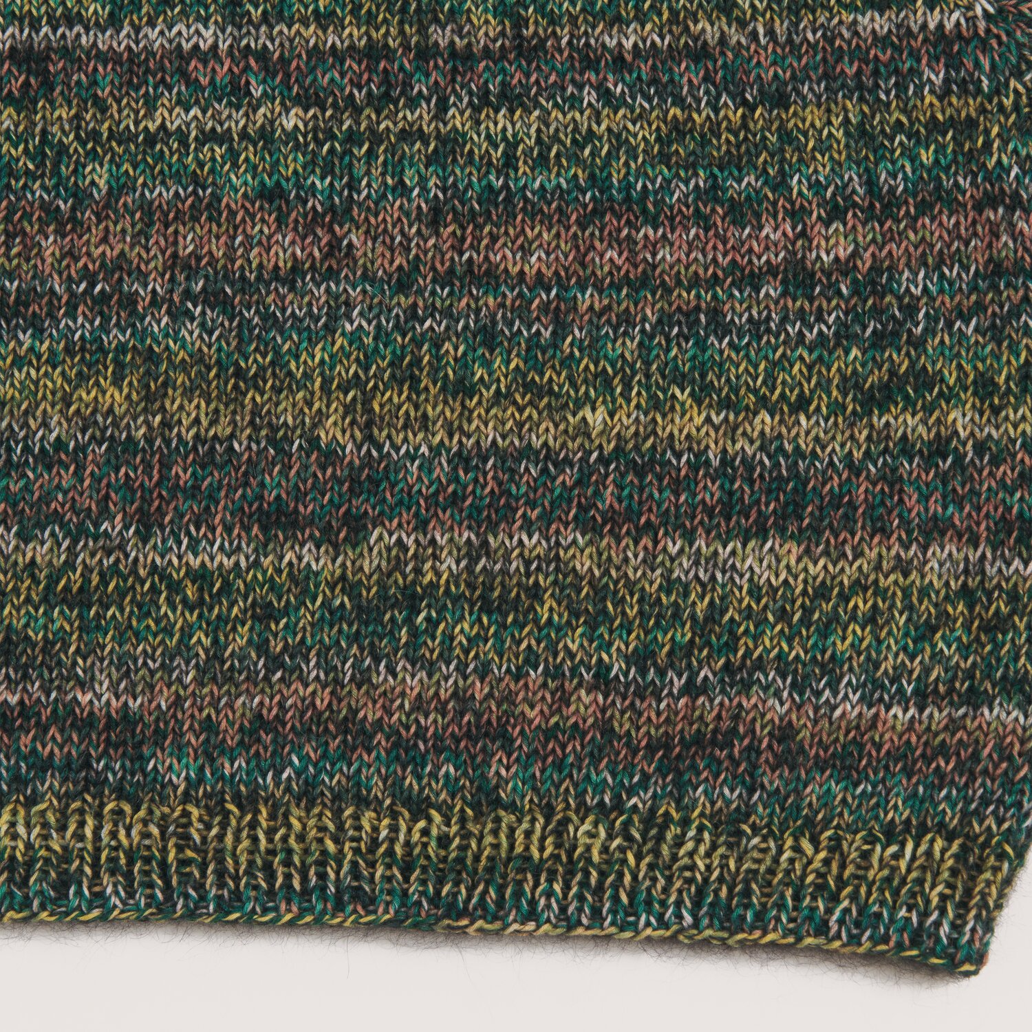 Made by Me No. 22 Frühjahr-Sommer: Gestricktes Textilmuster in Grün- und Brauntönen von Rico Design.