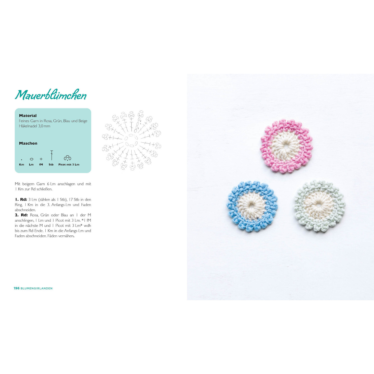 Musterbibel Granny Squares - Blumenzauber: Drei gehäkelte Blumen in Rosa, Blau und Weiß auf weißem Hintergrund.