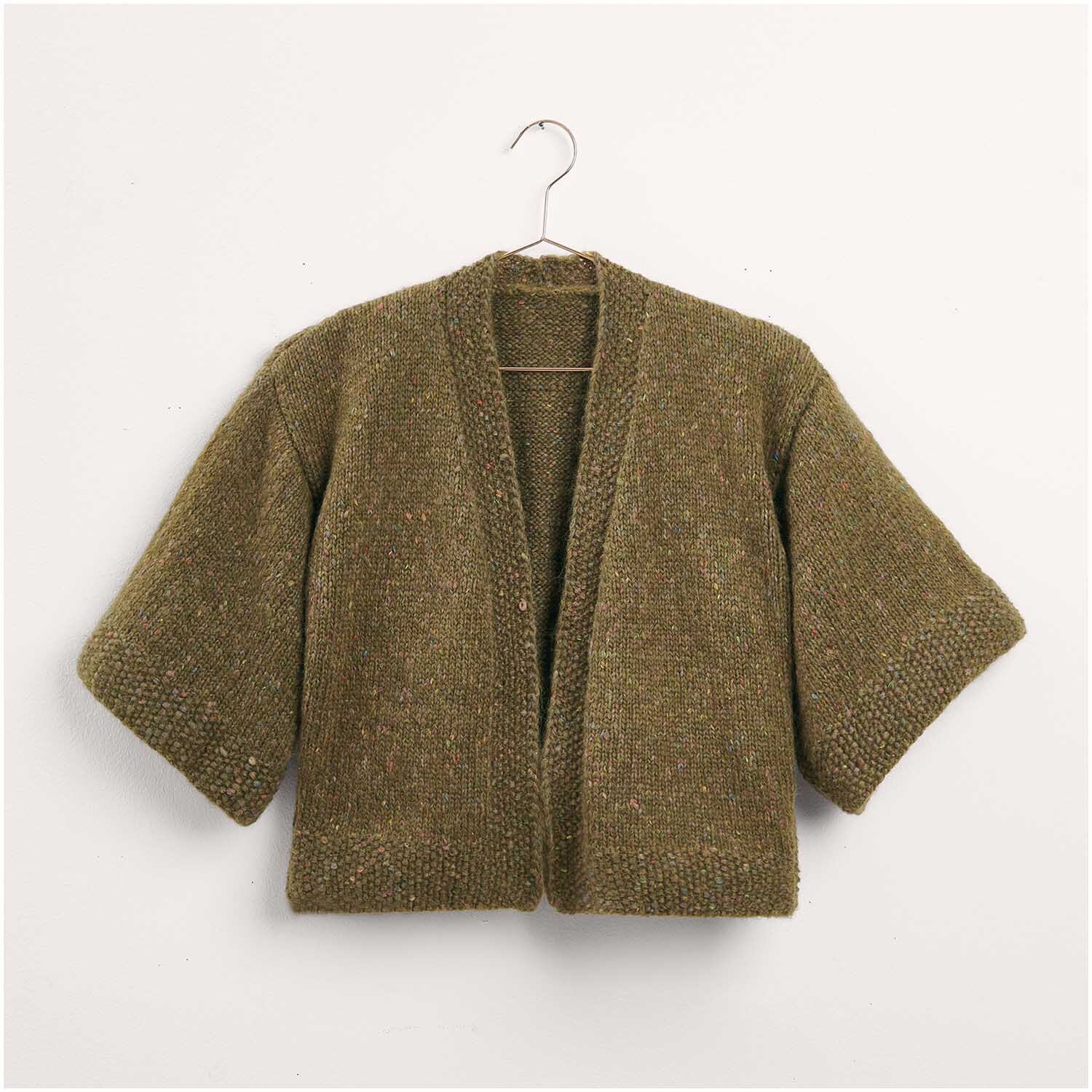 Strickjacke in Olivgrün, präsentiert als Modell Legeware. Teil des Stricksets Jacke Modell 8 aus "Made by Me Handknitting Nr. 17 Uni". Ideal für DIY-Strickprojekte.