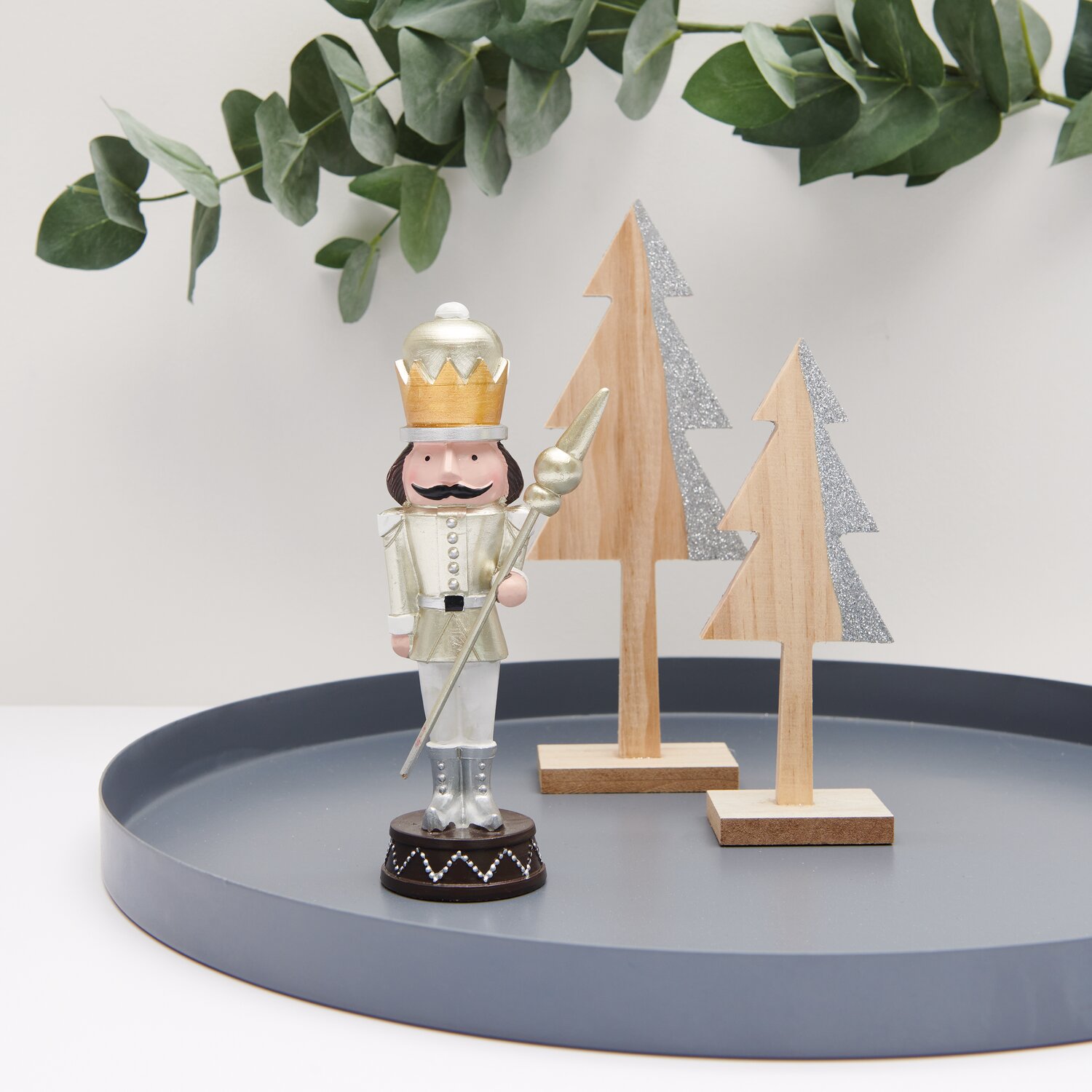 Polyresin Figur Nussknacker mit Stab 17cm Farbe Gold von Rico Design