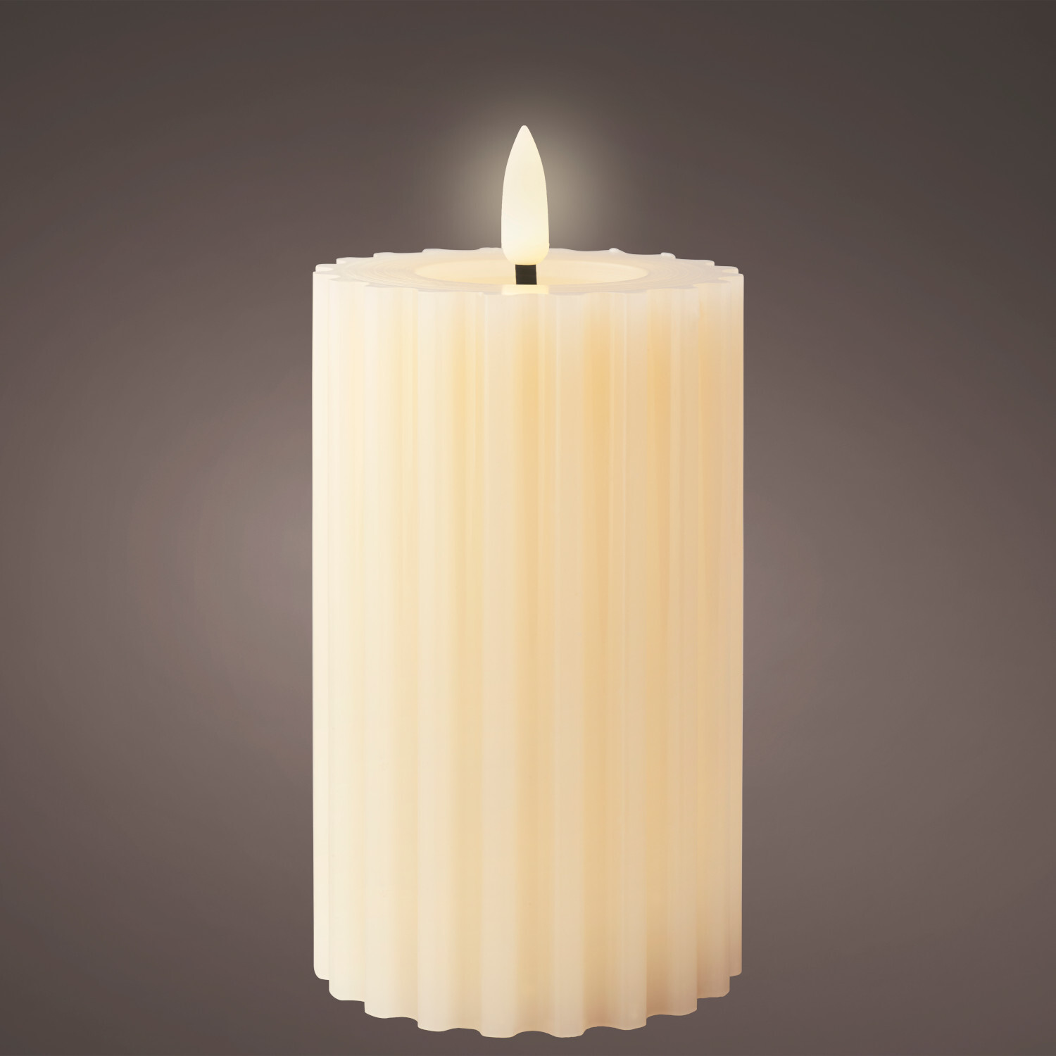 LED Kerze Wachs indoor: Elfenbeinfarbene, geriffelte LED-Kerze mit realistischem Flammeneffekt, ideal für stimmungsvolle Innenräume. Ø7,50cm.