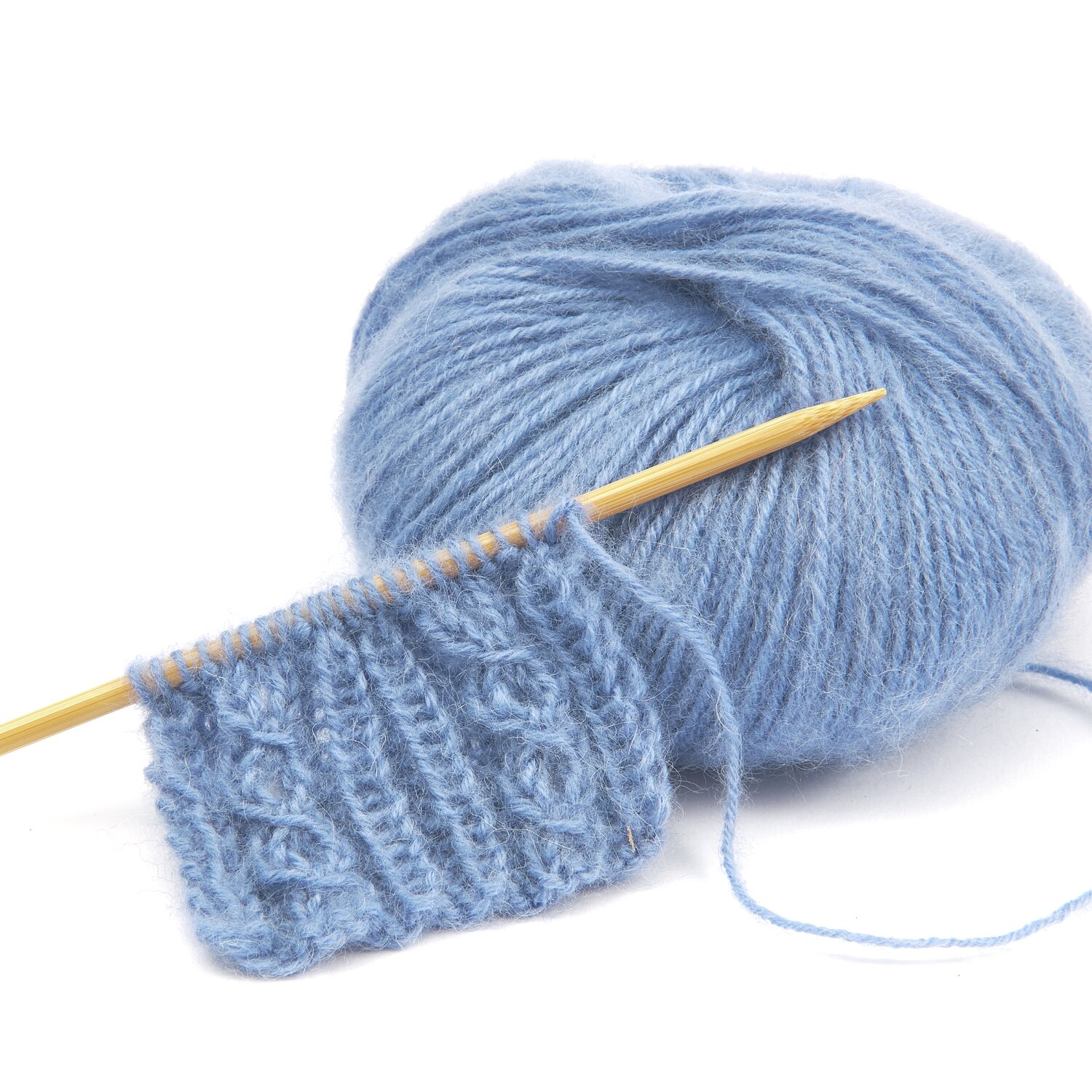 Lovewool No. 21 Herbst-Winter Sprachauswahl deutsch von Rico Design Weiches, hellblaues Wollknäuel mit Stricknadel und Strickstück. Perfekt für Handarbeitsprojekte. Marke: Unbekannt. Titel: Anwendungsbild. Ideal für kreative Strickideen.