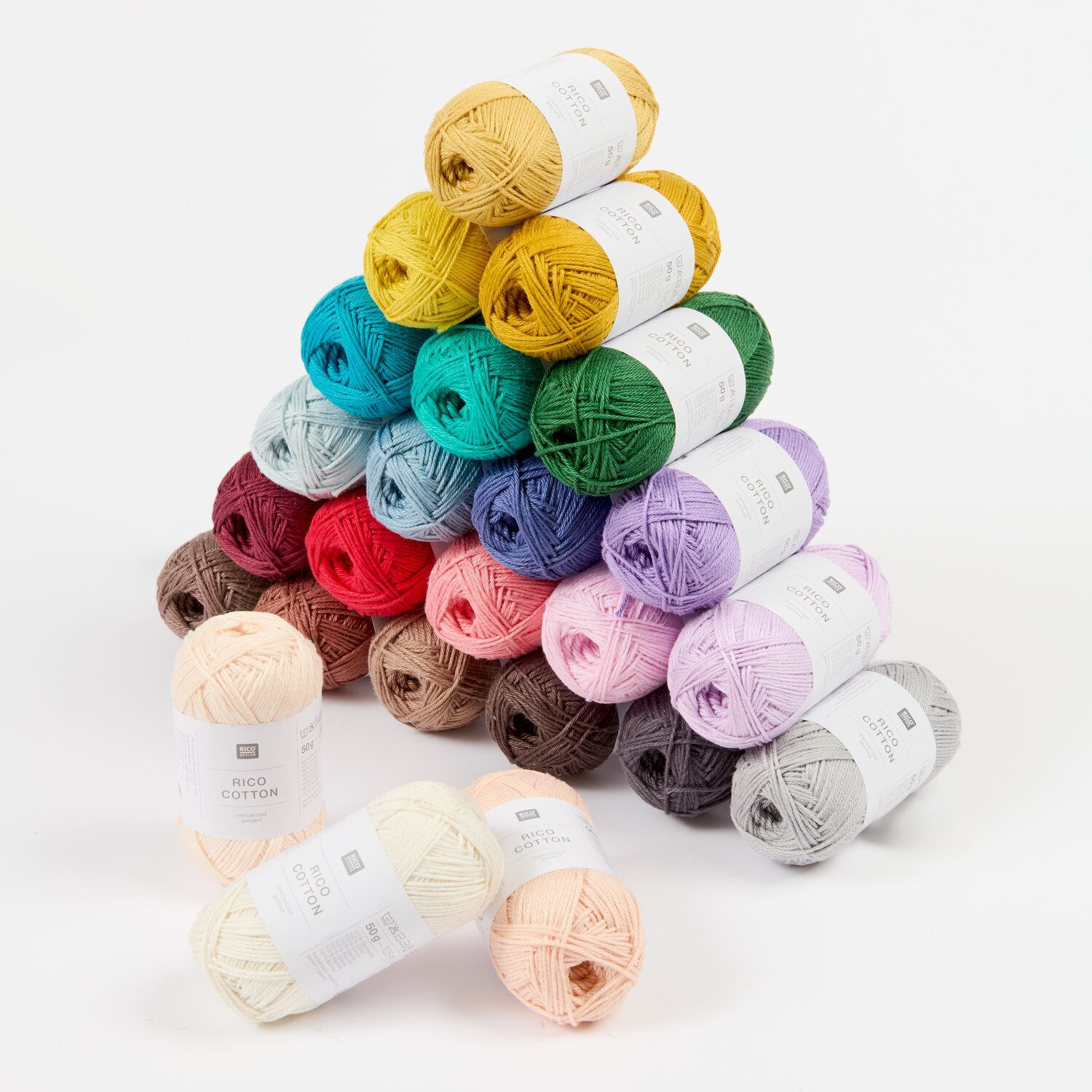 Rico Cotton Sortiment II 240-teilig 12 kg, Rico Design, Baumwollgarn-Set mit vielen bunten 50g-125m-Knäueln, pyramidenförmig gestapelt auf weißem Hintergrund