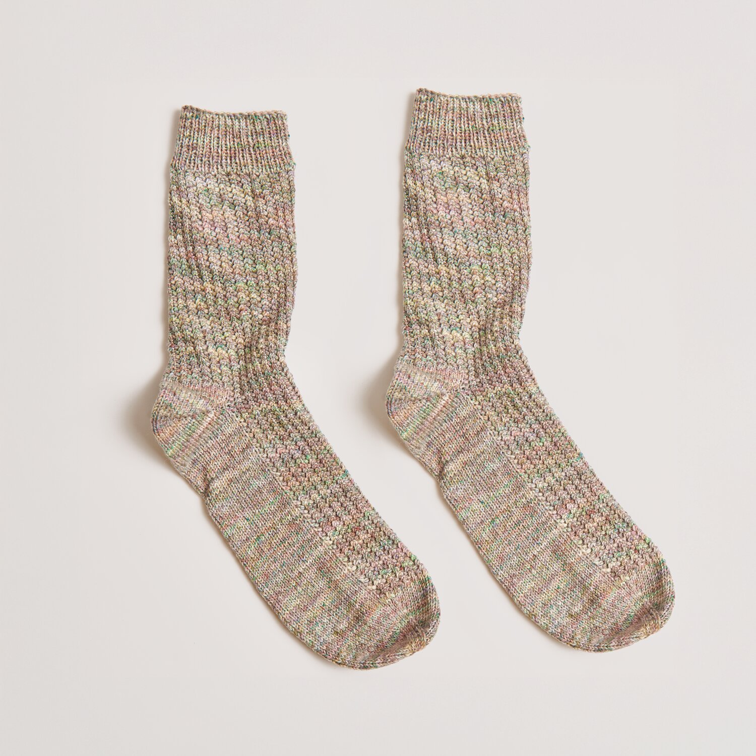 Die Neue Masche No. 13 Herbst von idee. Creativmarkt Strickset Socken Modell 04 aus Die Neue Masche No. 13, gestrickt aus Merino Multicolor-Garn.