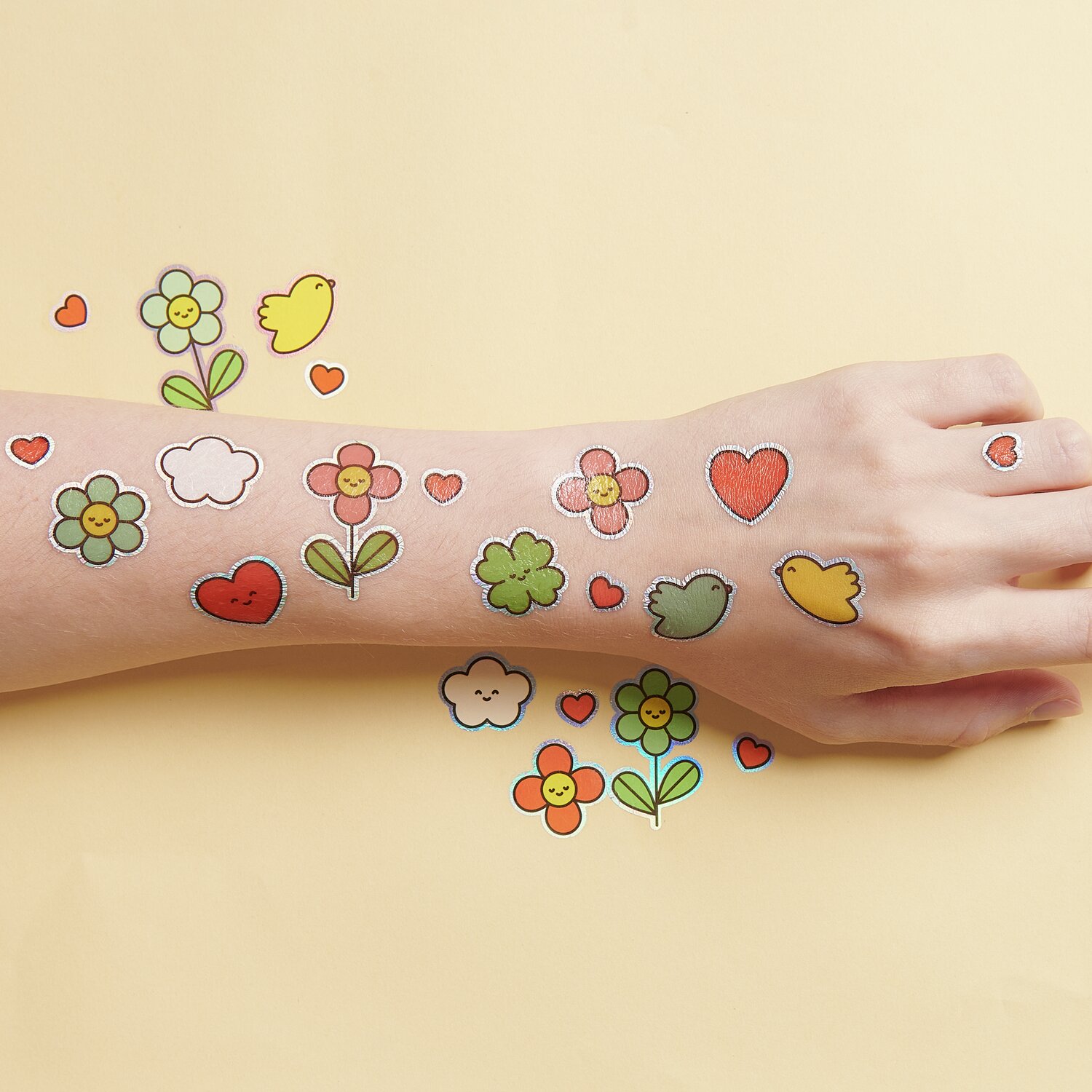 Tattoos Chingu Blumen: Bunte, 26-teilige temporäre Tattoos mit Blumen- und Herzmotiven auf Haut.