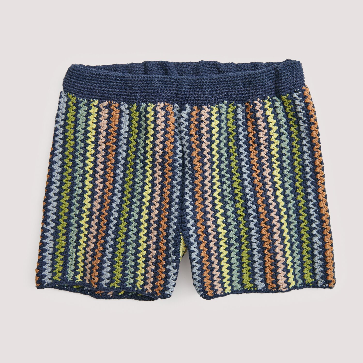 Häkelset Shorts Modell 04 A, gestreift in Blau, Grün und Orange, aus Die Neue Masche No. 15. Ideal für kreative Handarbeitsprojekte.