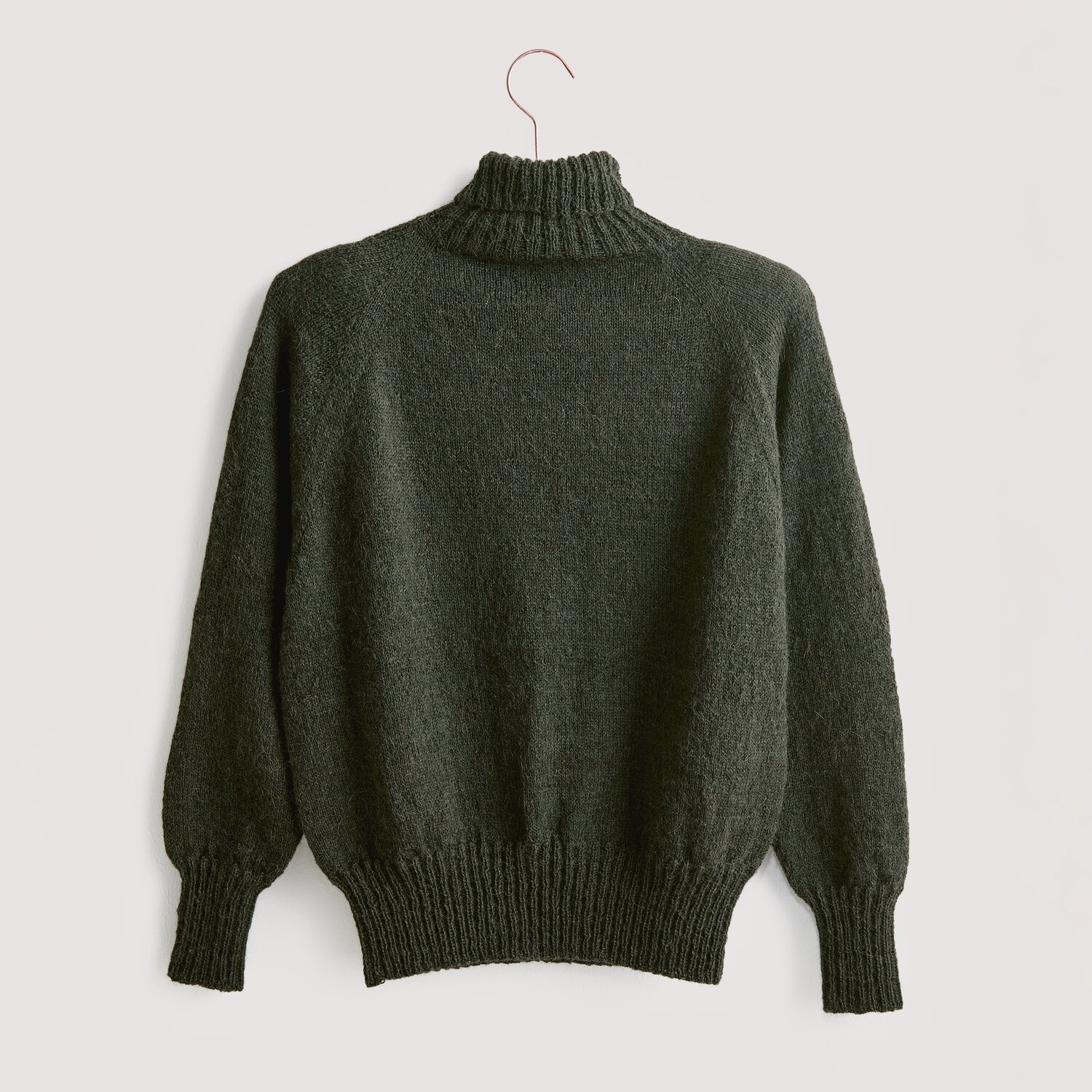 Luxury Knits - Premium Natural Fibres Pullover in Oliv mit Rollkragen und Rippbündchen.