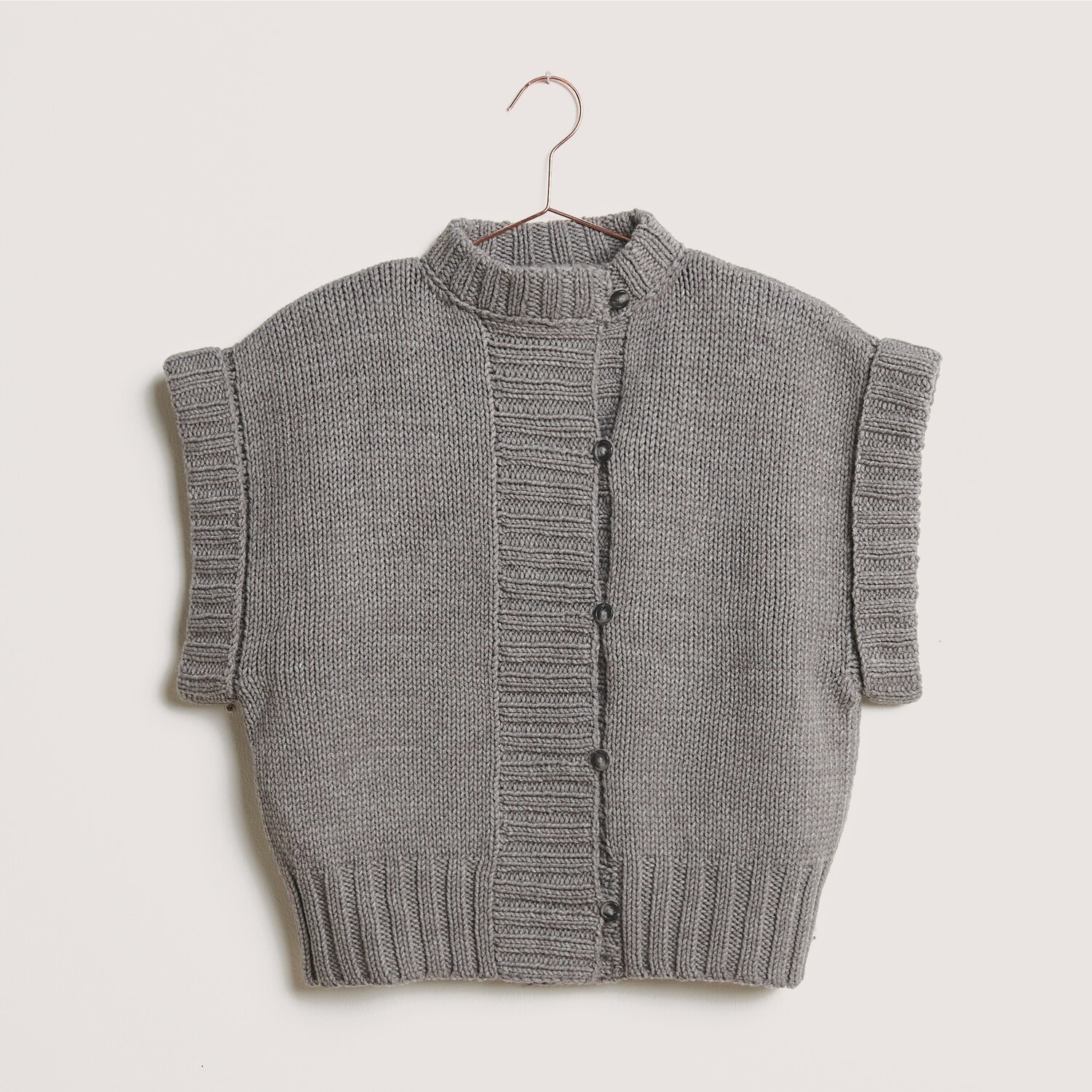 Gestrickte Weste in grau, kurzärmelig