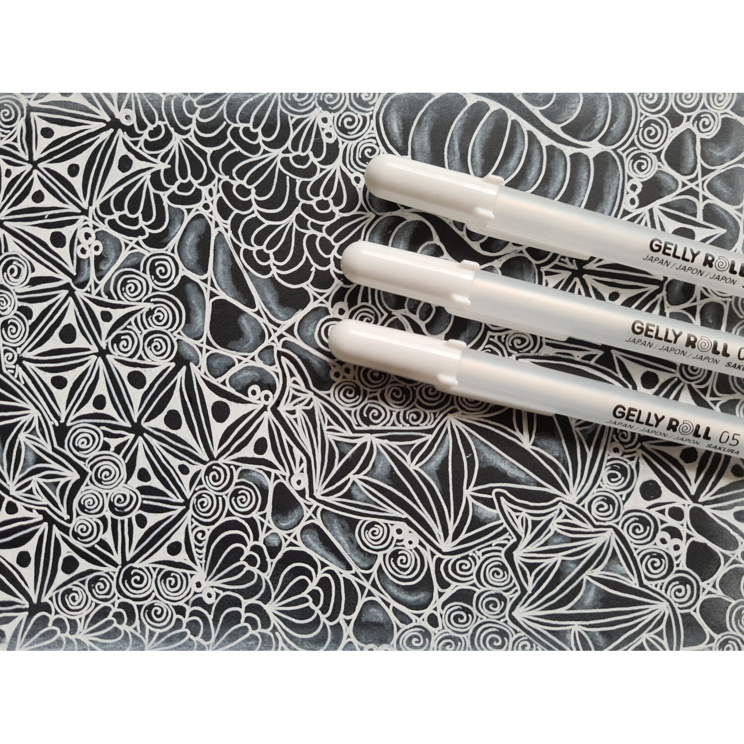 3D-Roller Gelly Roll Gelstift weiß Stärke 05 von Royal Talens 3D-Roller Gelly Roll Gelstift weiß auf kunstvollem, schwarz-weißem Hintergrundmuster. Ideal für kreative Zeichnungen.