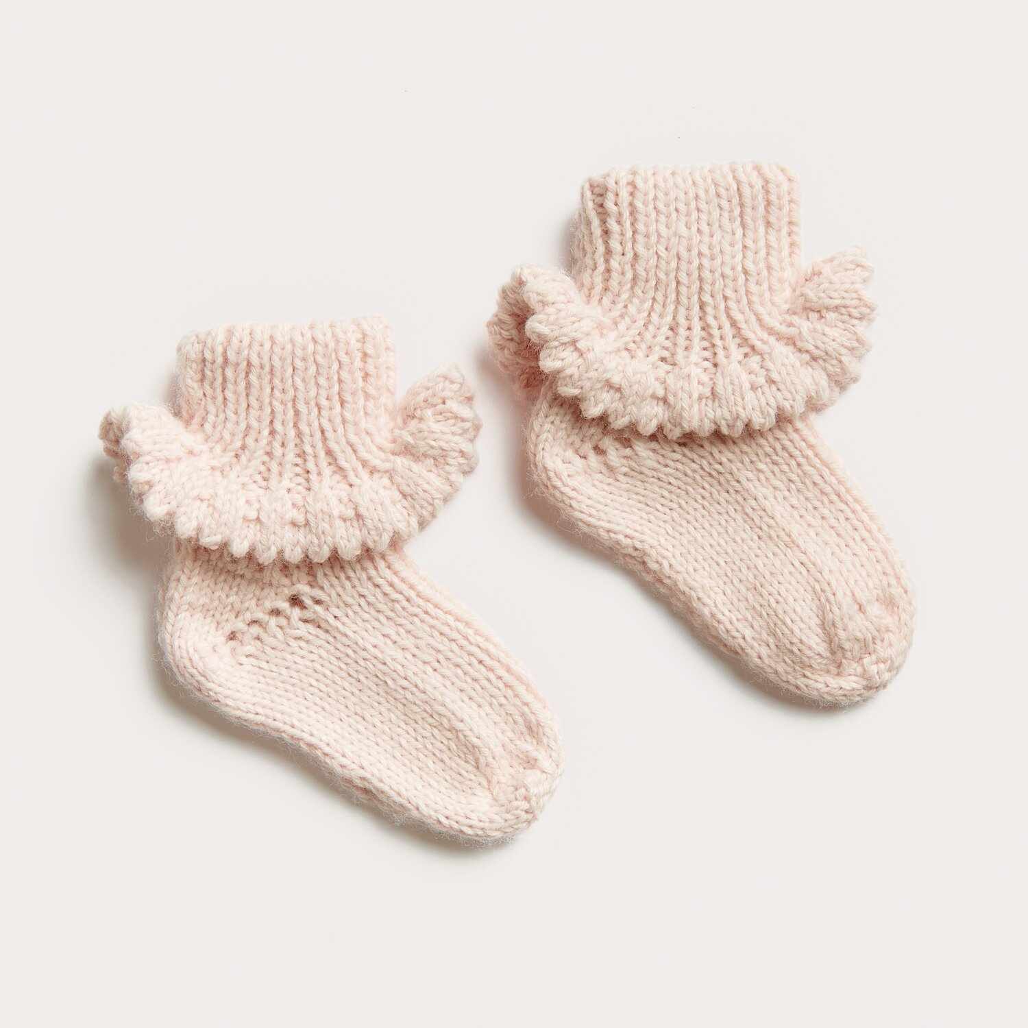 Rico Baby 042 Sprachauswahl deutsch von Rico Design Strickset Socken Modell 19 aus Baby 042, lachsfarbene Babysocken mit Rüschen, gestrickt aus Rico Baby Dream dk uni - A Luxury Touch.