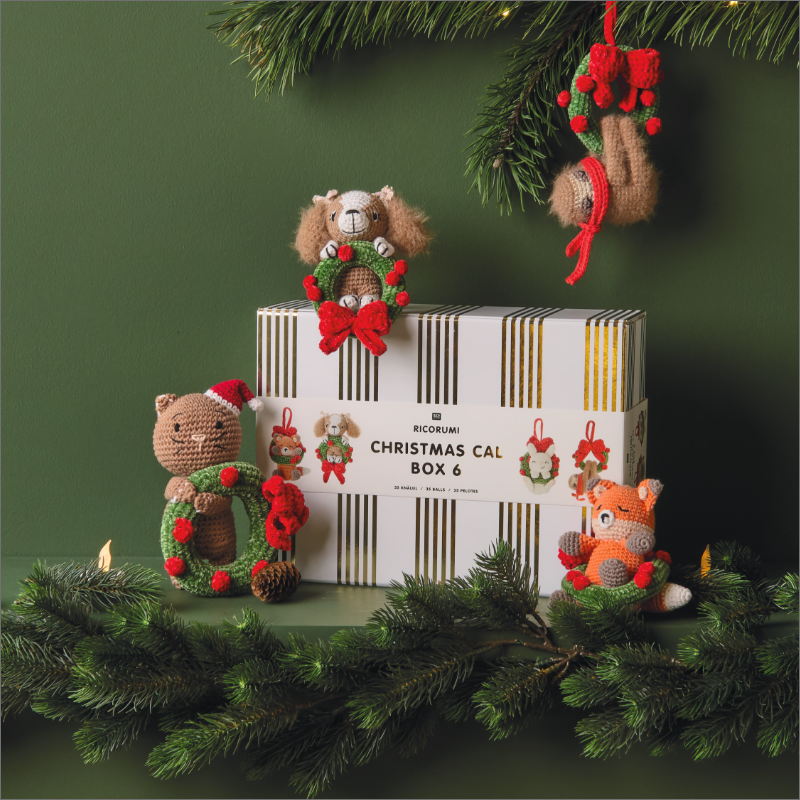 Ricorumi Christmas CAL Box mit gehäkelten Weihnachtstieren.