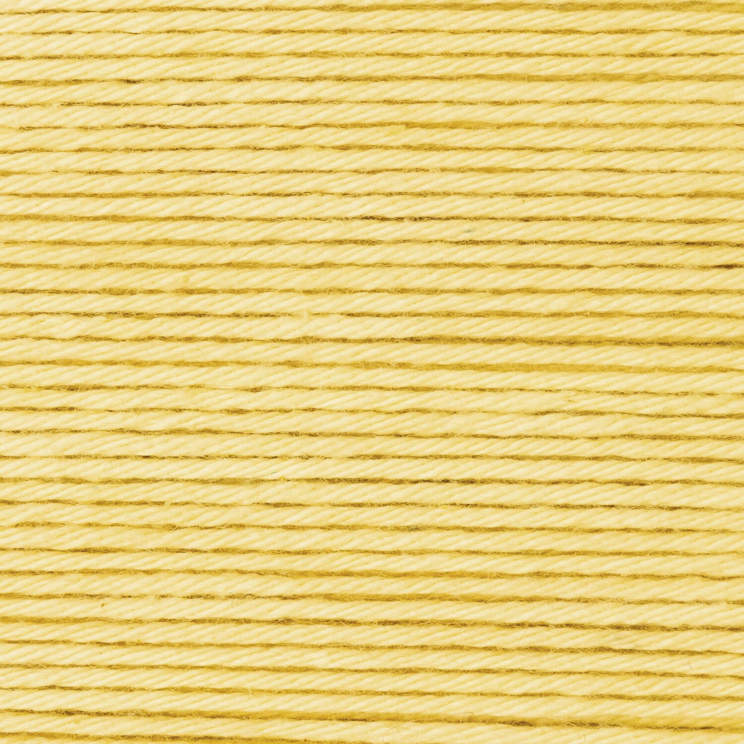 Creative Ricorumi dk, feines Baumwollgarn von Rico Design in zartem Gelbton, detailnah dargestellt als gleichmäßig aufgewickelter Faden, Knäuelgewicht 25g.