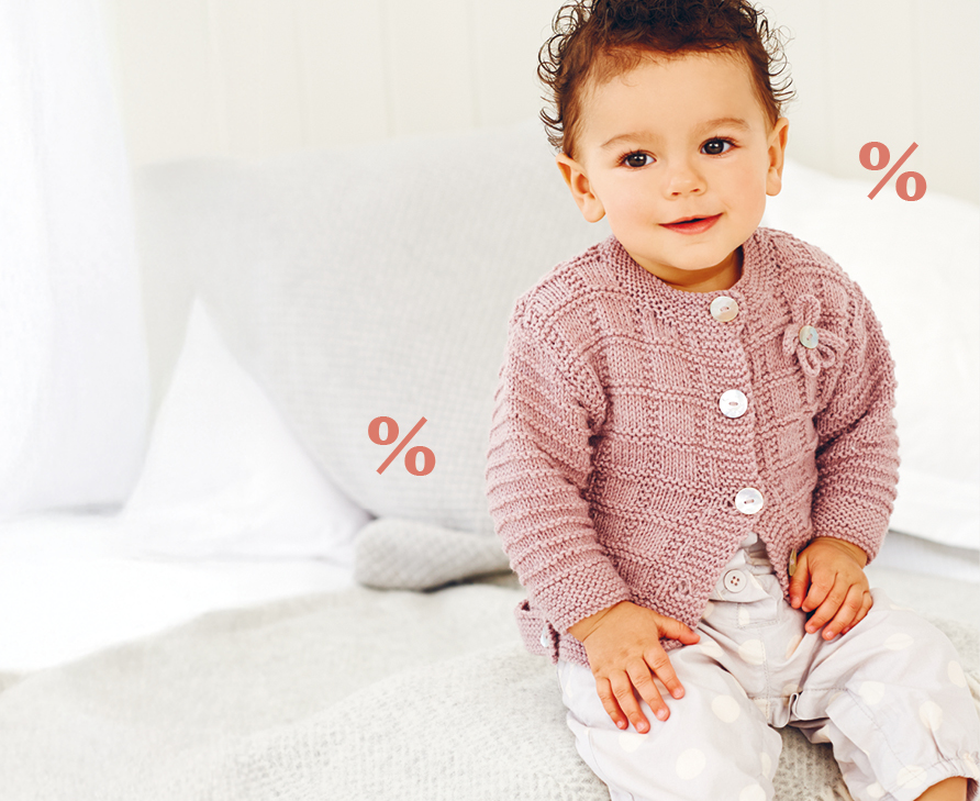 Baby mit Strickjacke und Prozentzeichen im Bild