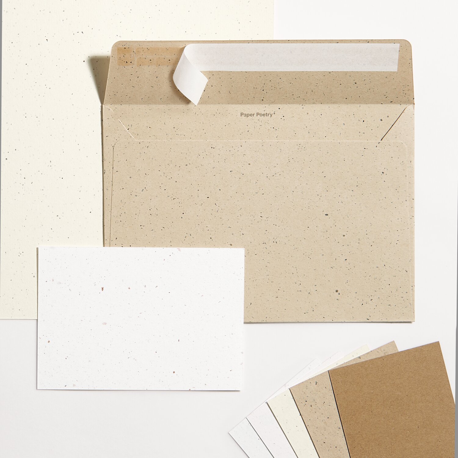 Paper Poetry Renew Tischkarten, elfenbein, 5 Stück. Umschläge und Karten in neutralen Tönen.