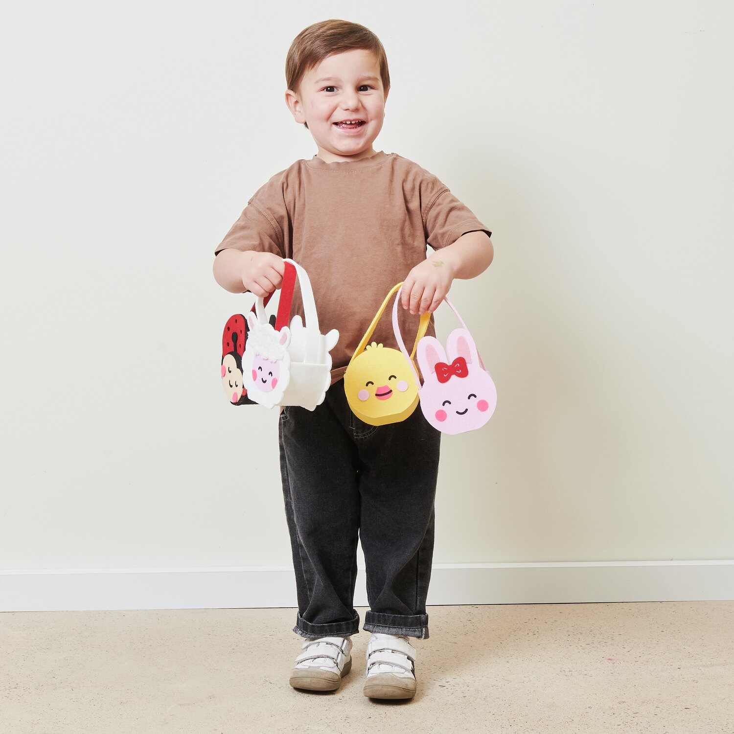Filz-Korb Marienkäfer, Lämmchen, Hase und Küken in Kinderhand. Bunte Körbe von Rico Design.