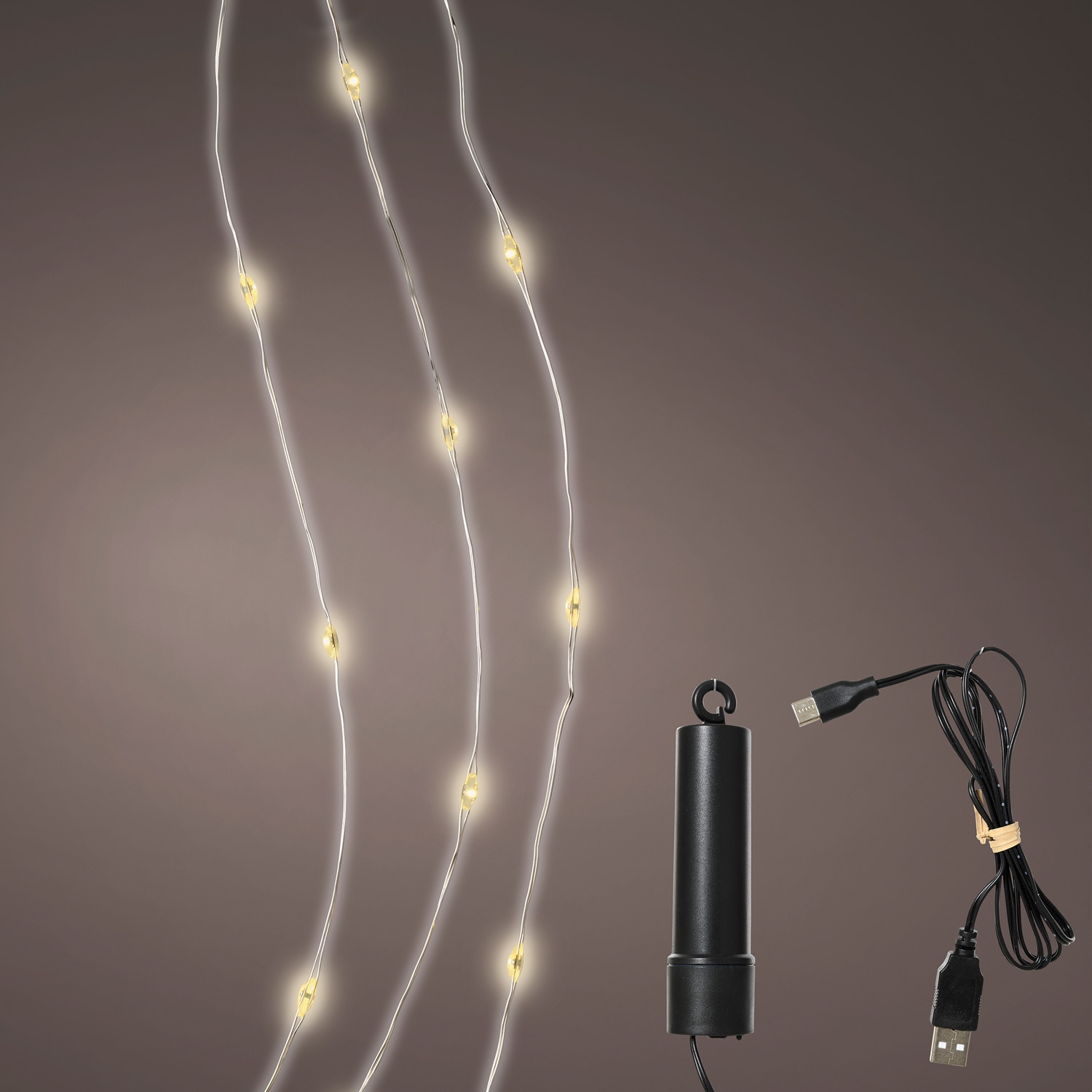 Micro LED Duracharge outdoor Lichterkette mit warmweißen LEDs und USB-Anschluss, ideal für stimmungsvolle Außenbeleuchtung.