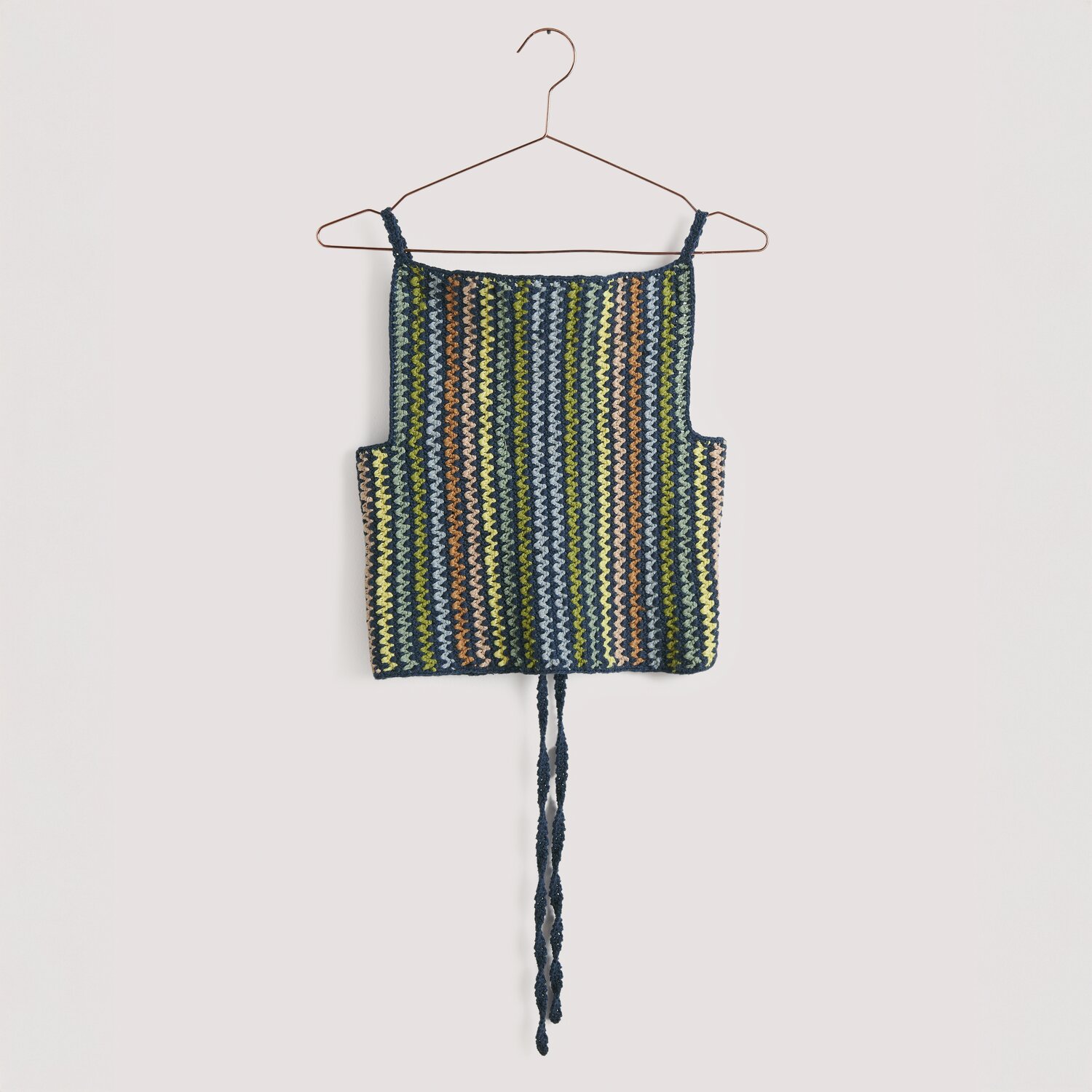 Gehäkeltes Top in bunt auf Bügel