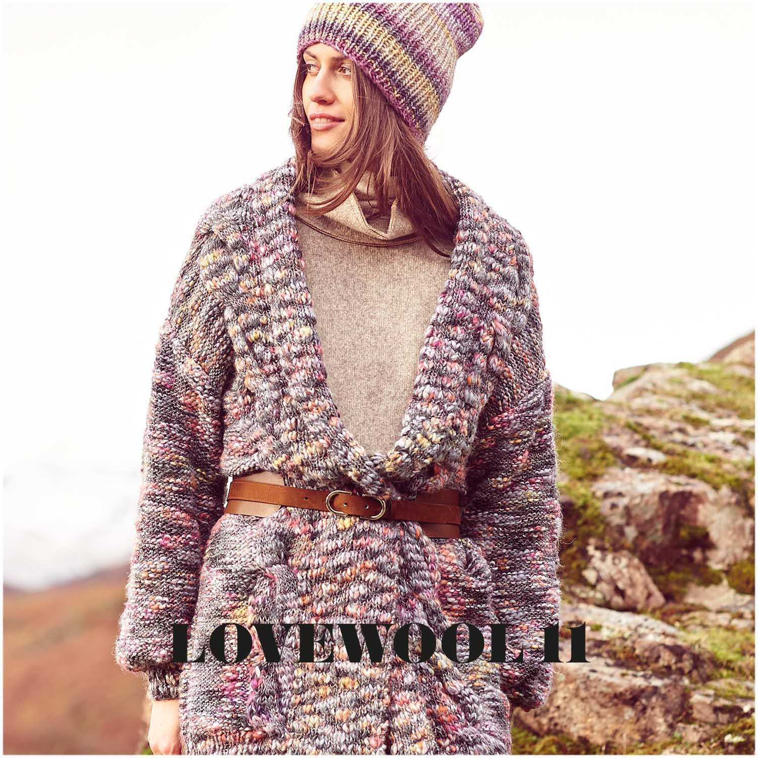 Creative Wooly Waves: Frau in gestricktem Mantel und Mütze aus anthrazitfarbenem Garn von Rico Design in natürlicher Umgebung.