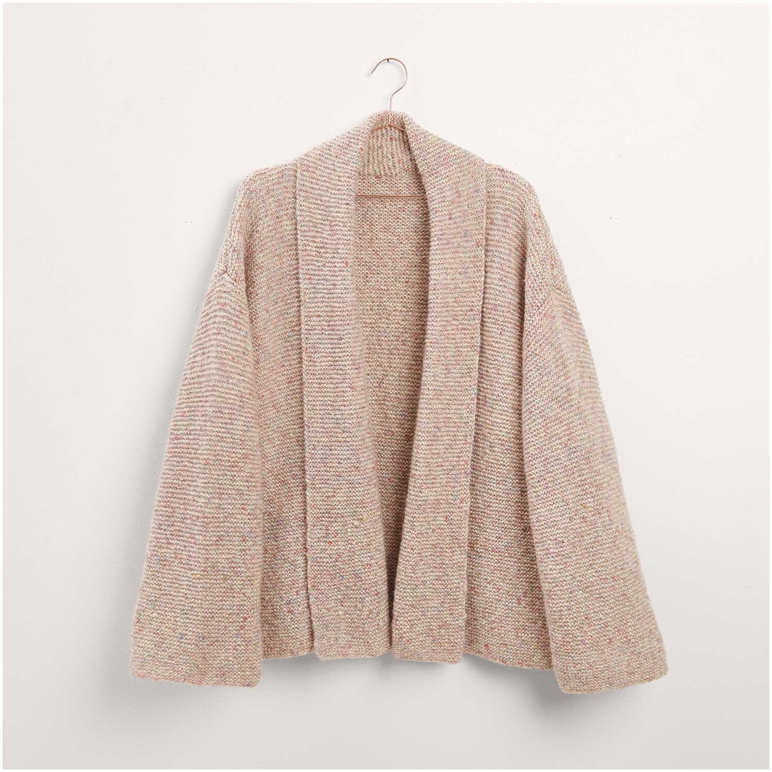 Strickjacke in Beige, präsentiert als Legeware. Modell 32 aus der Kollektion "Made by Me Nr. 17". Ideal für stilvolle, gemütliche Outfits. Perfekt für kühle Tage.