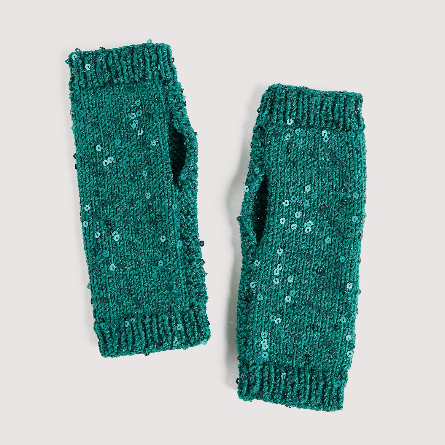 Strickset Stulpen Modell 13 aus Die Neue Masche No. 16 Die Neue Masche No. 16 Herbst, Wolle Rödel, fingerlose Glitzer-Stulpen mit Pailletten, liegend auf hellem Hintergrund