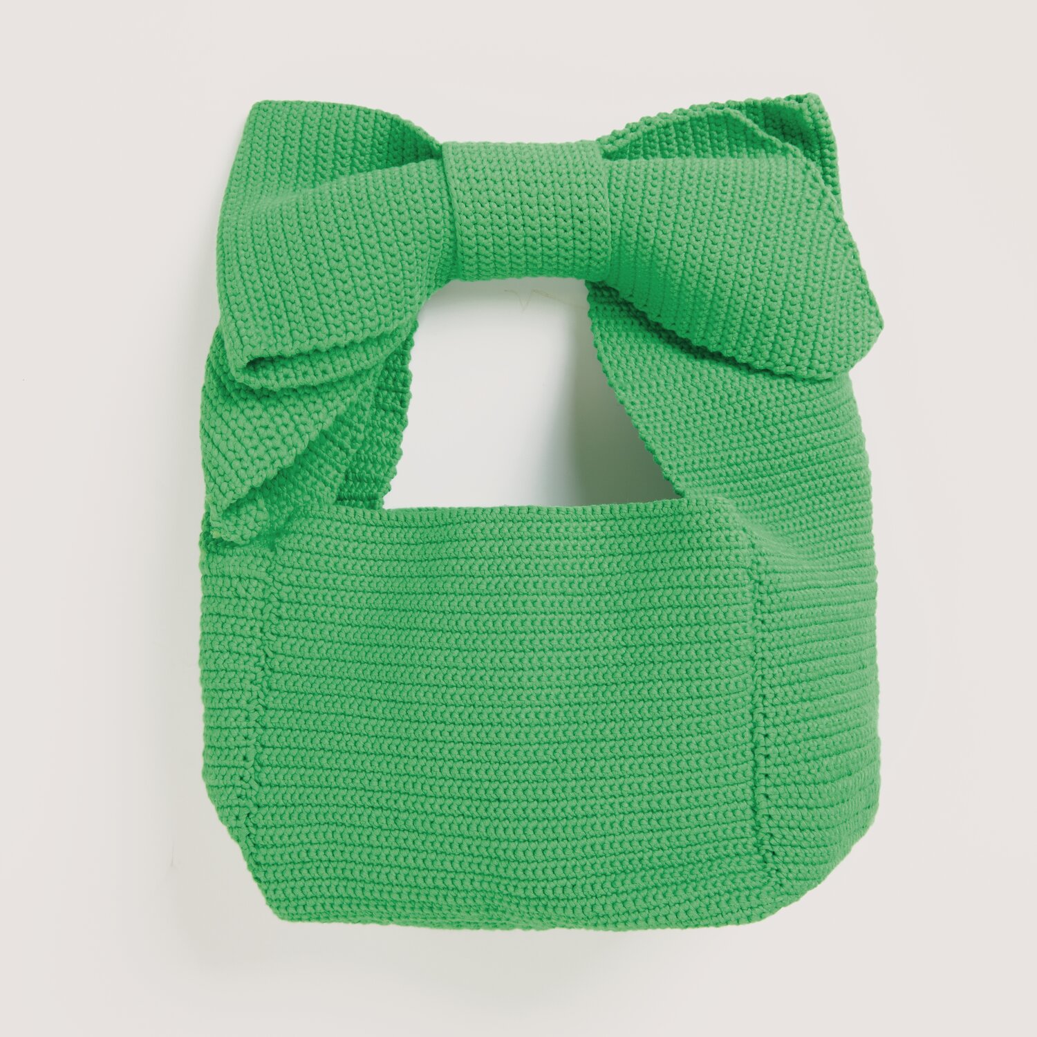 Häkelset Tasche Modell 42 aus Made by Me Nr. 18 in grasgrün mit großer Schleife, ideal für modische Akzente.