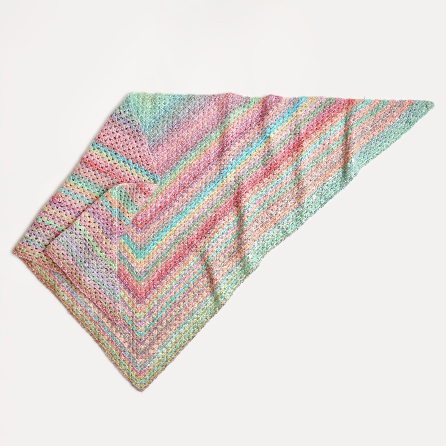 Die Neue Masche No. 13 Herbst von idee. Creativmarkt Creative Painted Power: Dreieckstuch in Regenbogenfarben, gestrickt aus Rico Design Wolle.