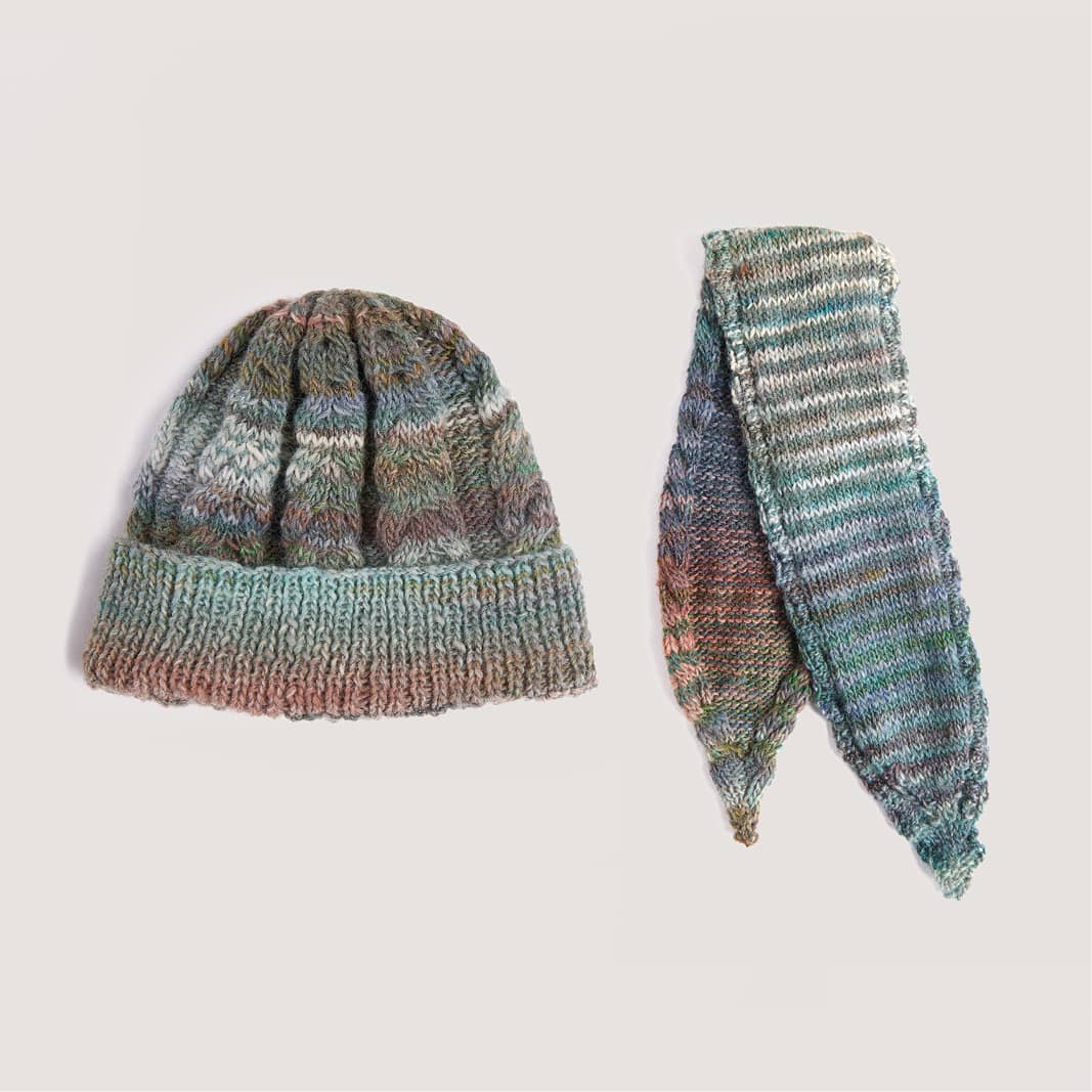 Gestrickte Mütze und Minituch: Modell 07 und 08 aus dem Heft Lovewool No. 23