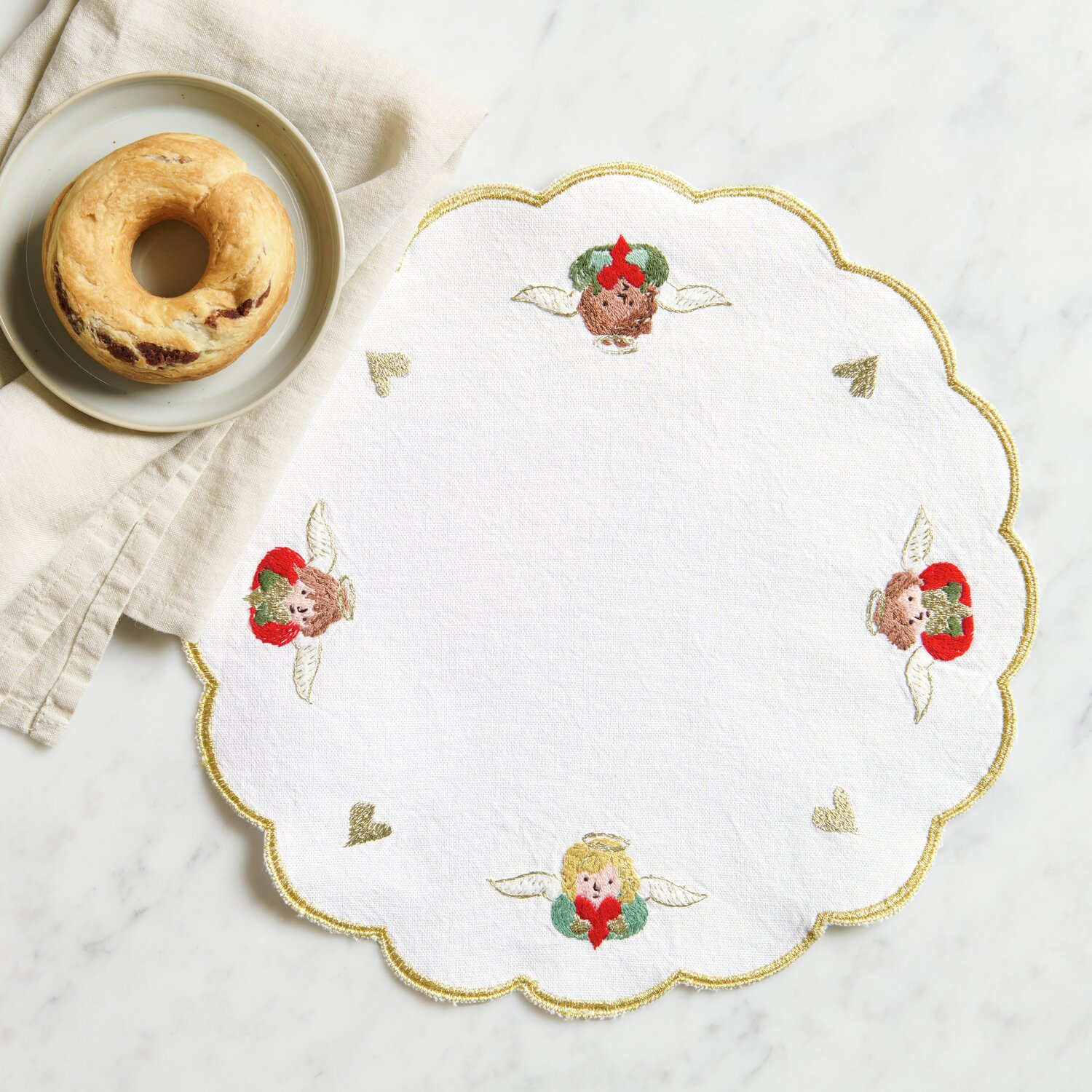 Stick & Stitch Stickpackung Engel mit Herzen zeigt ein rundes, besticktes Tuch mit Engelmotiven. Ideal für festliche Dekorationen.