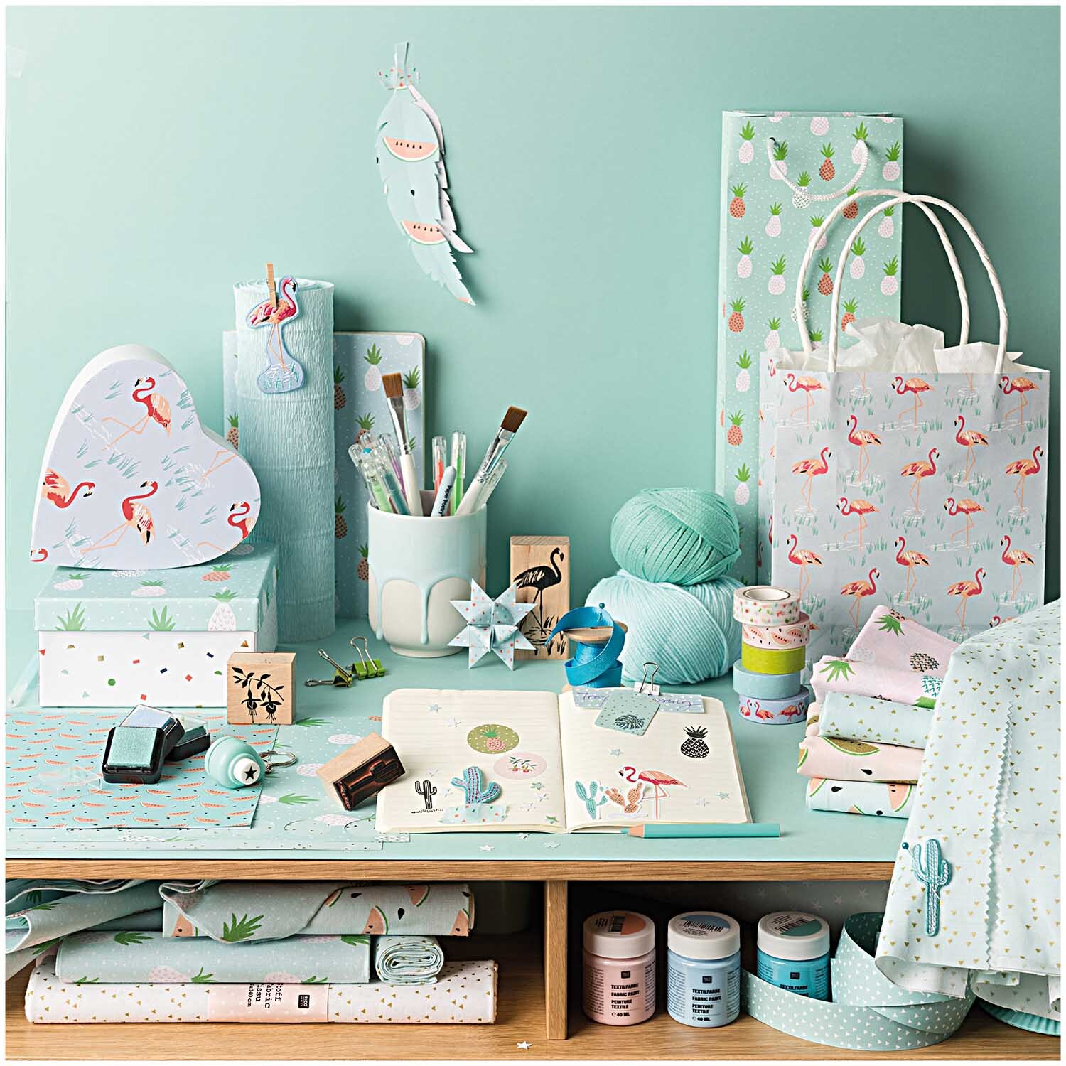 Paper Poetry Tape Set Flamingo von Rico Design in einem kreativen Bastelarrangement mit mehrfarbigen Accessoires und Dekorationen auf einem Tisch.
