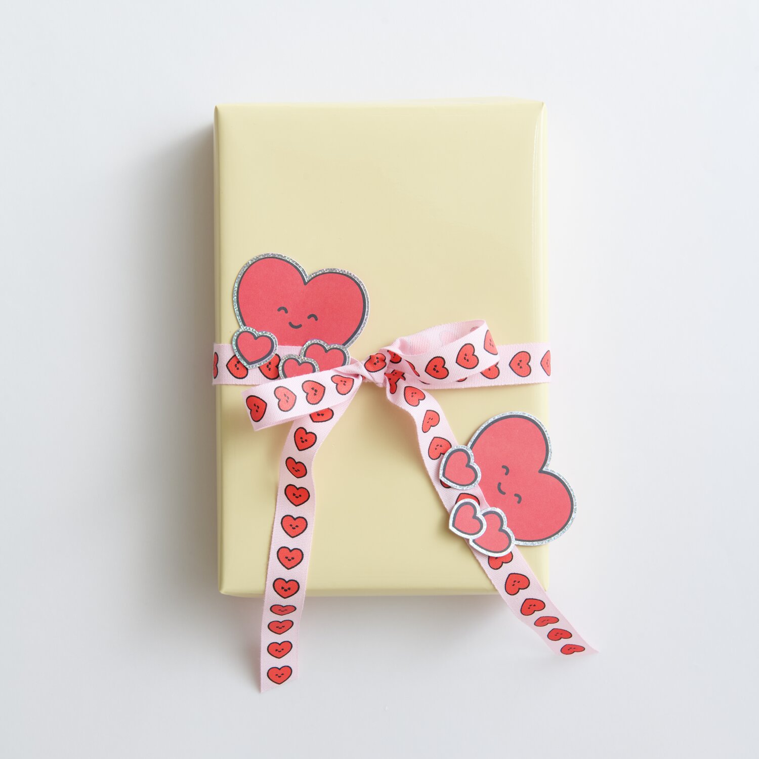 Paper Poetry Clip-Ons Chingu Herzen Rot: Geschenkverpackung mit herzförmigen Clips und Band.