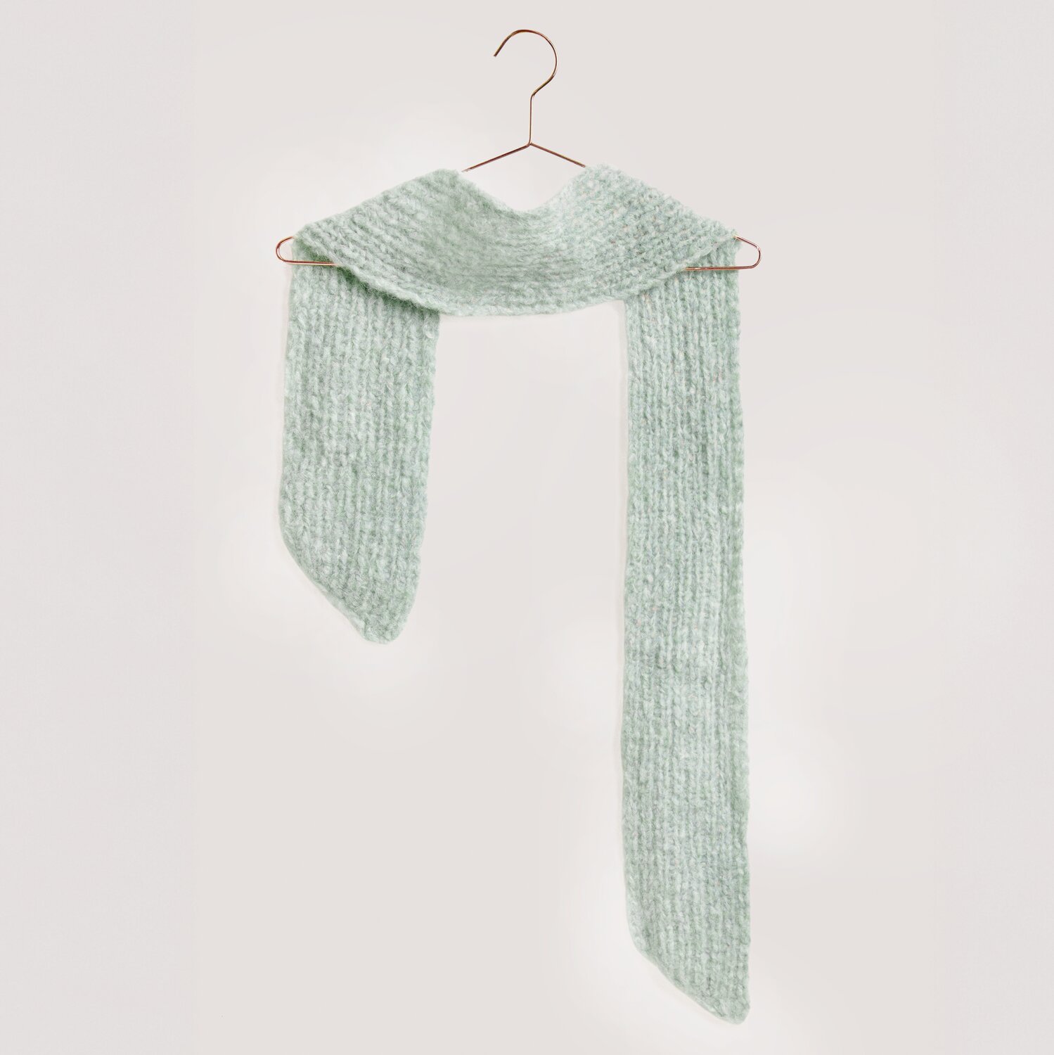 Die Neue Masche No. 13 Herbst von idee. Creativmarkt Strickset Schal Modell 26 in Mint aus Fashion Alpaca Superfine Heavens Uni, präsentiert auf einem Kleiderbügel. Ideal für die Herbstkollektion.