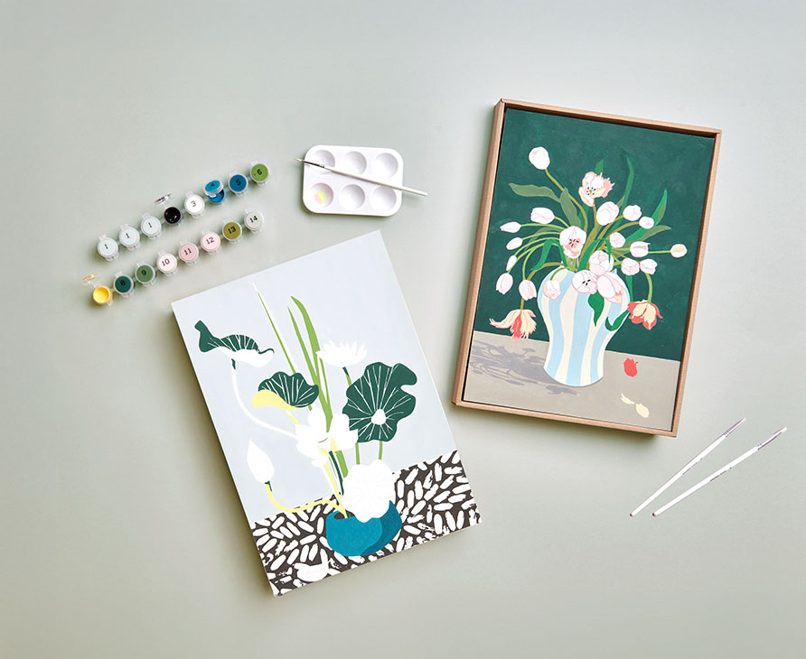 Malen nach Zahlen Leinwand mit Blumenmotiv und kleinen Farbnäpfchen und Pinsel