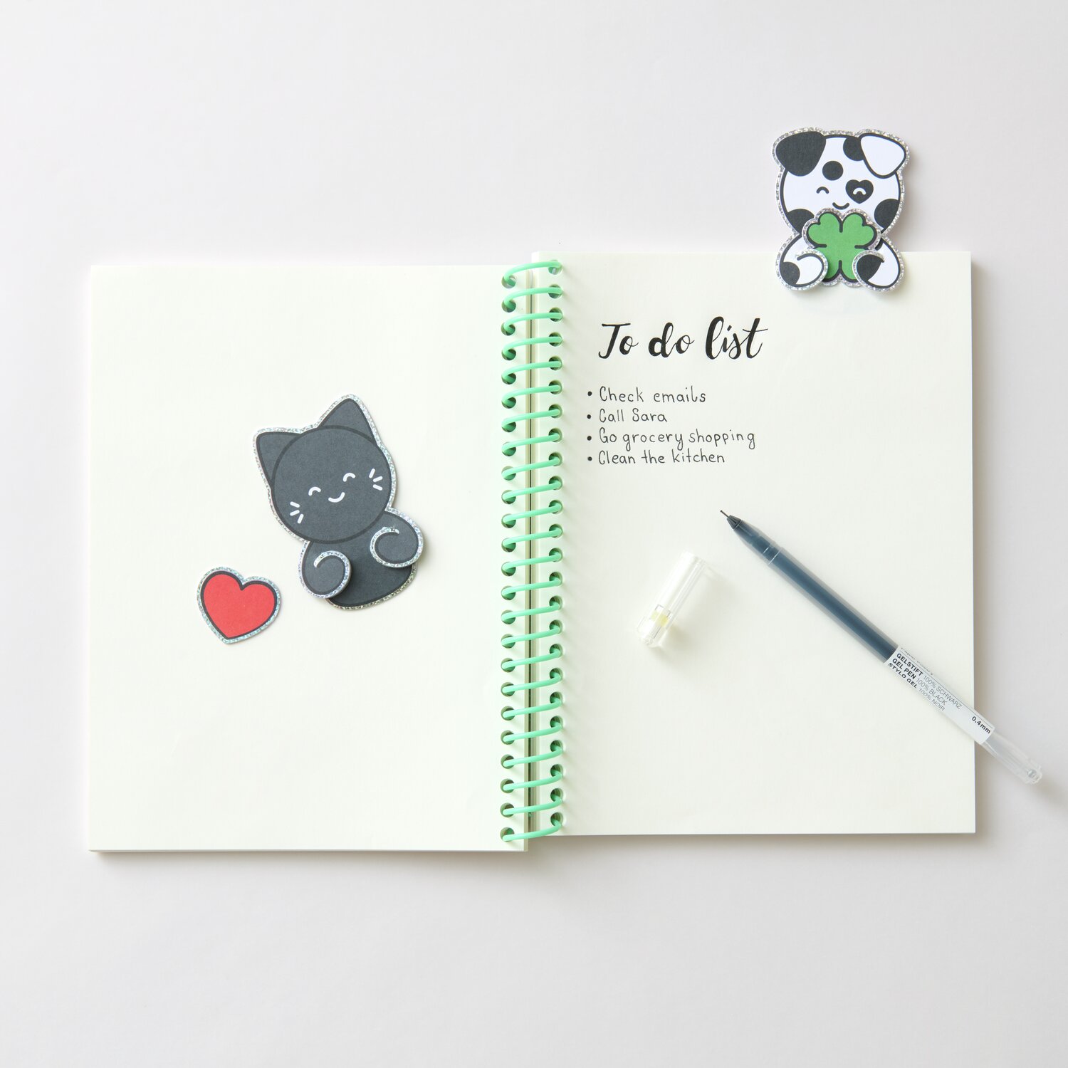 Paper Poetry Clip-Ons Chingu Tiere: Niedliche Tier-Clips auf einem Notizbuch mit To-do-Liste.