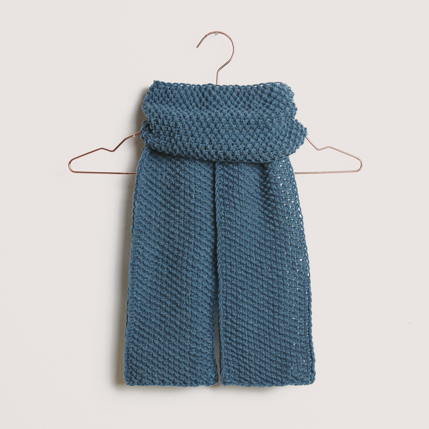 Die Neue Masche No. 14 Winter von idee. Creativmarkt Classik Schal in Dunkeljeans auf einem Kleiderbügel, gestrickt aus Wolle Rödel, 50g 90m.