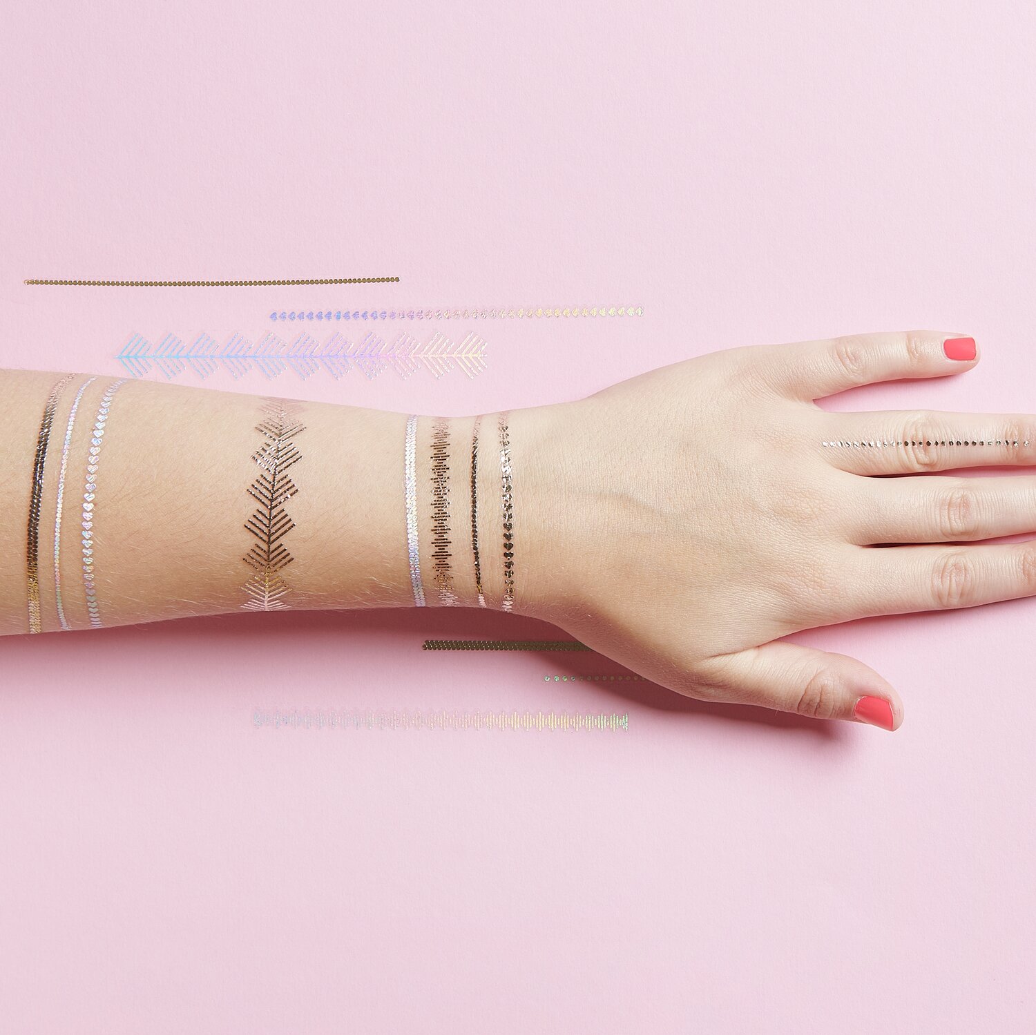 Tattoos Festival Vibe: Temporäre Tattoos in Gold und Silber auf einer Hand, 20-teiliges Set.