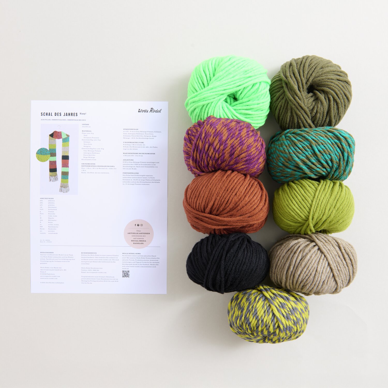 Garnset „Schal des Jahres“ Farbe Grün von idee. Creativmarkt Garnset „Schal des Jahres“ von Wolle Rödel mit acht bunten Wollknäueln und Anleitung auf weißem Hintergrund.