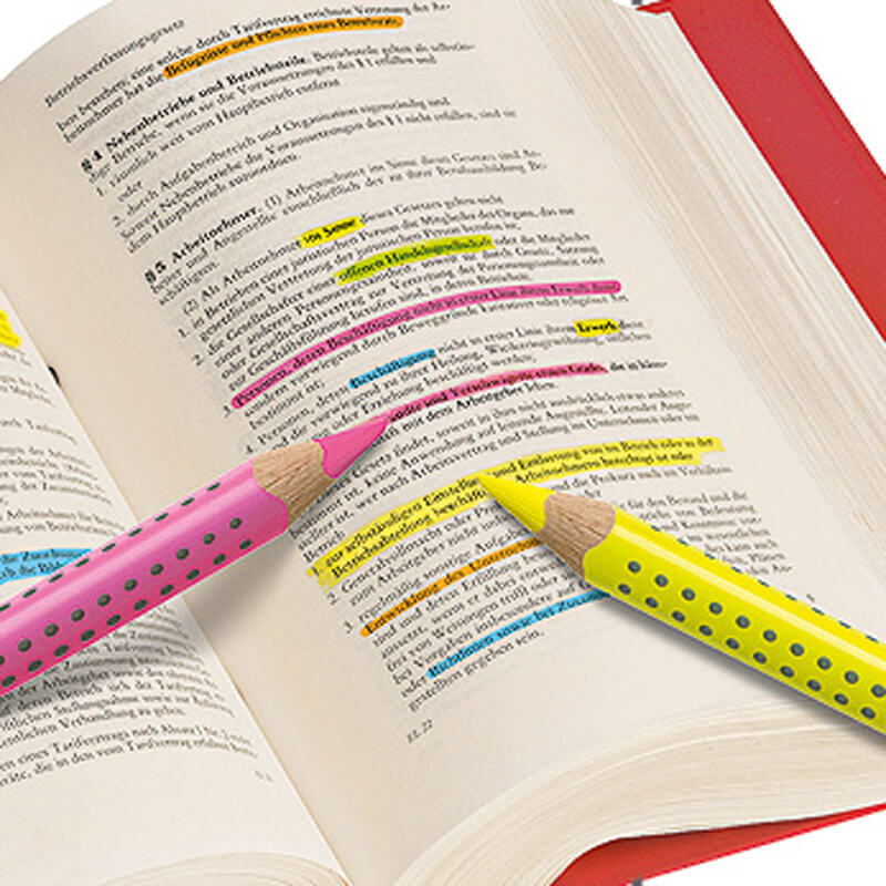 Jumbo Grip Textliner Farbe Rosa von Faber-Castell Jumbo Grip Textliner: Zwei Textmarker in Pink und Gelb von Faber Castell markieren Text in einem Buch.