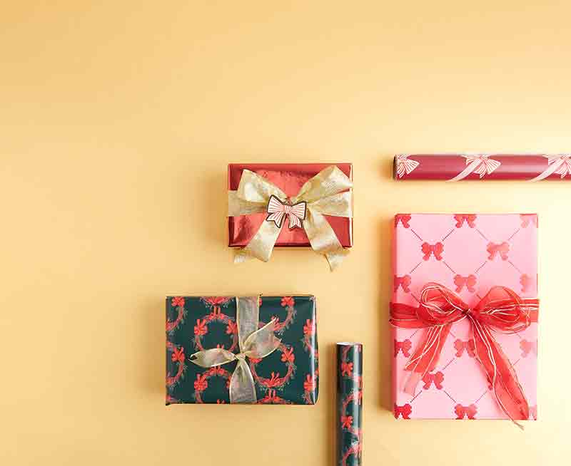 verpackten Geschenke und Geschenkpapierrollen