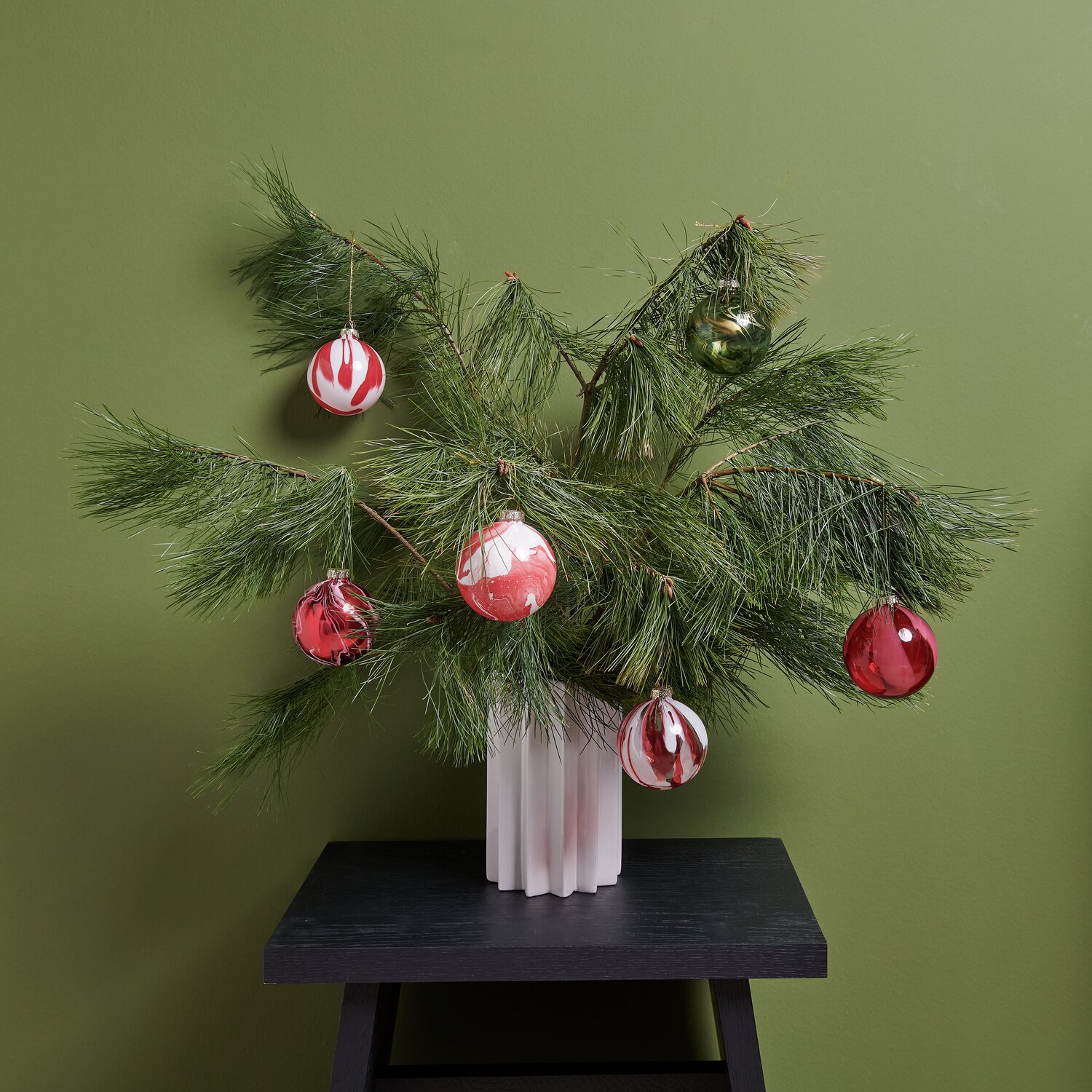 Glaskugel Baumschmuck marmoriert Rot/Weiß an einem Tannenzweig in modernem Dekor, Ø8cm.