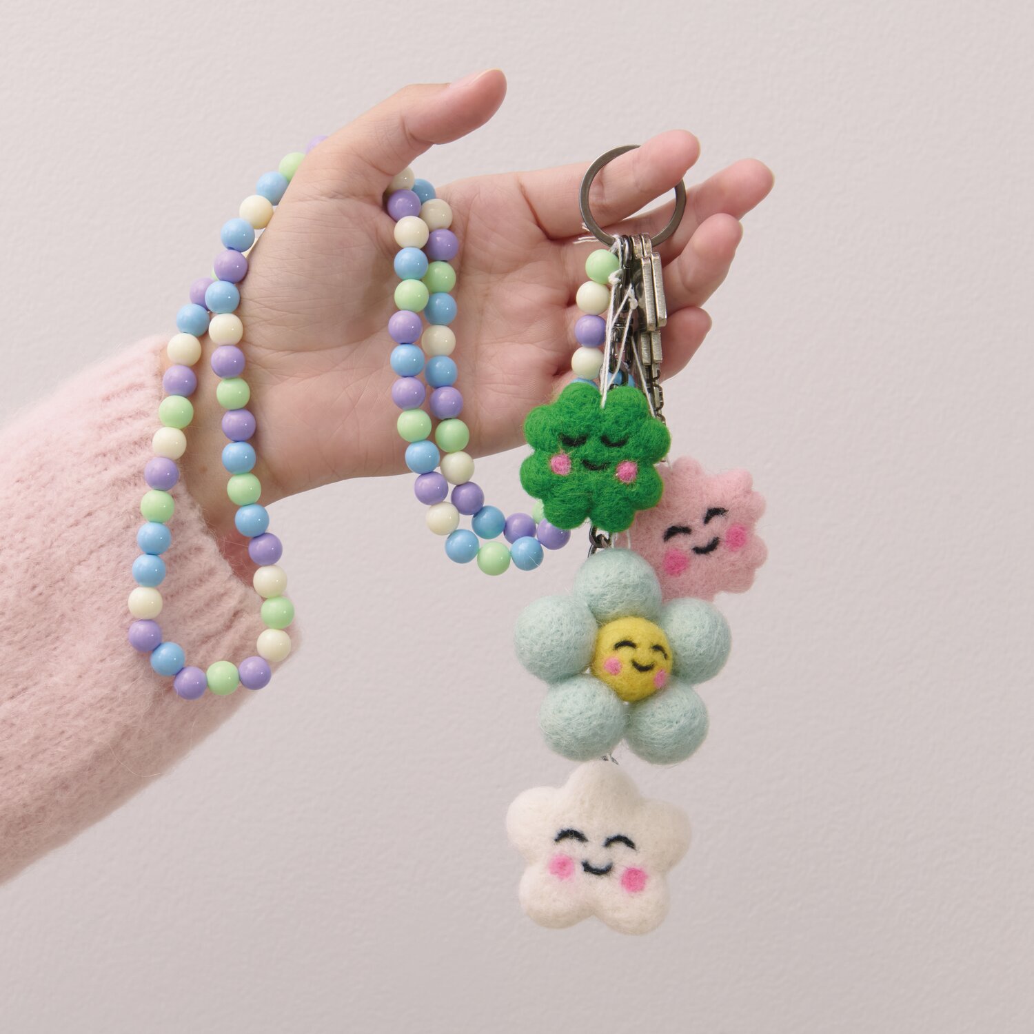 Aufhänger Filz-Kleeblatt 3D mit Gesicht Grün 4x4x1,4cm von Rico Design