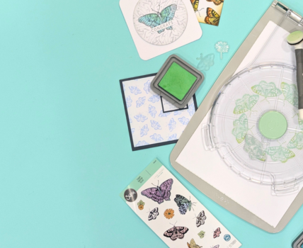 Sizzix Stencil & Stamp Tool mit Stempeln und fertigen Karten