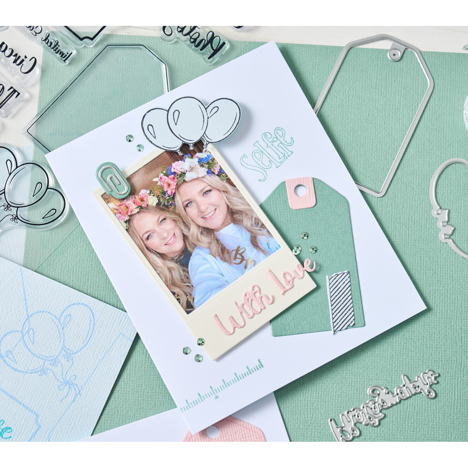 Sidekick Starter Kit Grün 20x17,5x9,5cm von idee. Creativmarkt Sidekick Starter Kit Grün: Kreatives Scrapbooking-Set mit Foto, Ballons und Tags auf grünem Hintergrund. Ideal für DIY-Projekte.