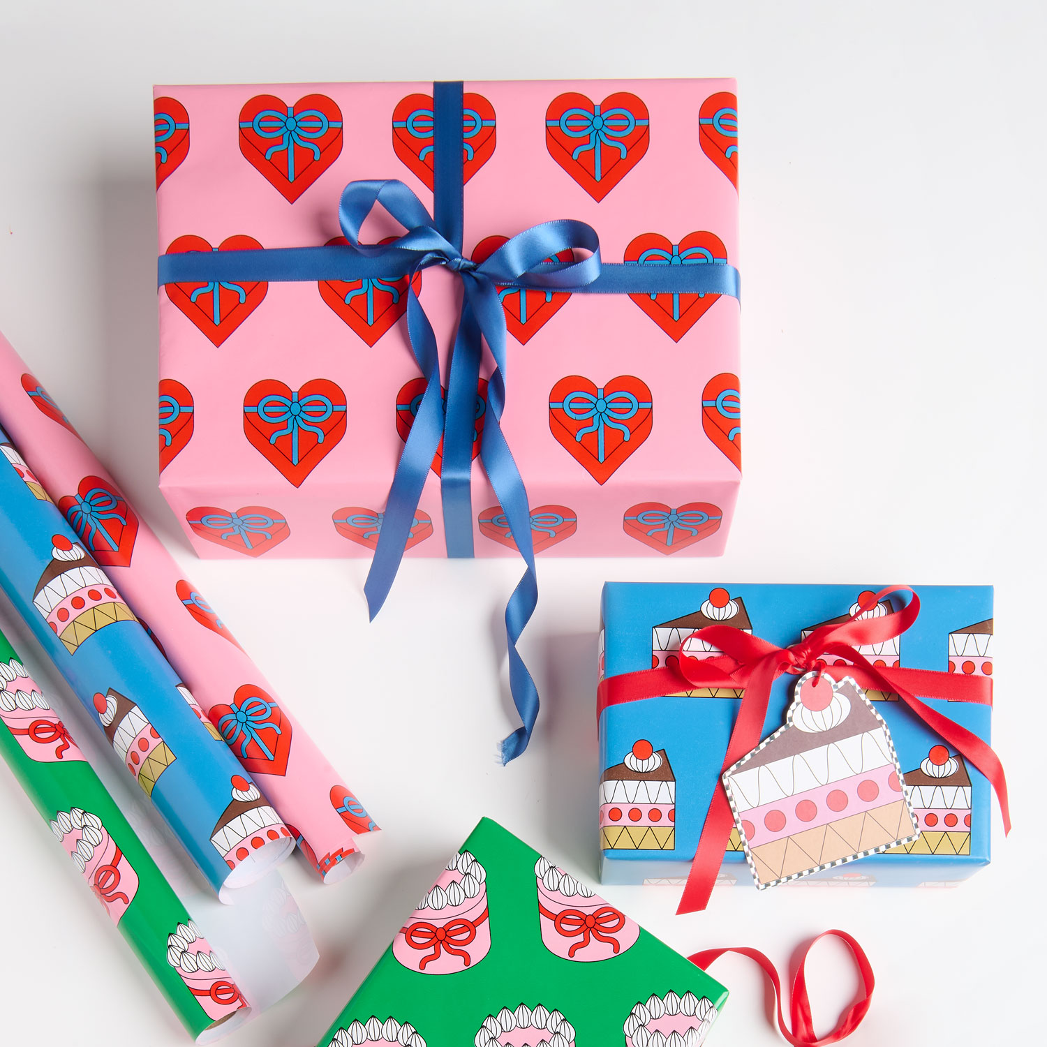 Geschenke verpackt mit buntem Papier und Geschenkanhängern in Torten-Design
