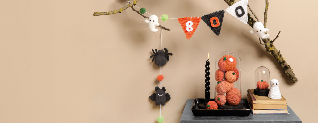 Gehäkelte Ricorumi-Halloween-Figuren hängen an einem Ast