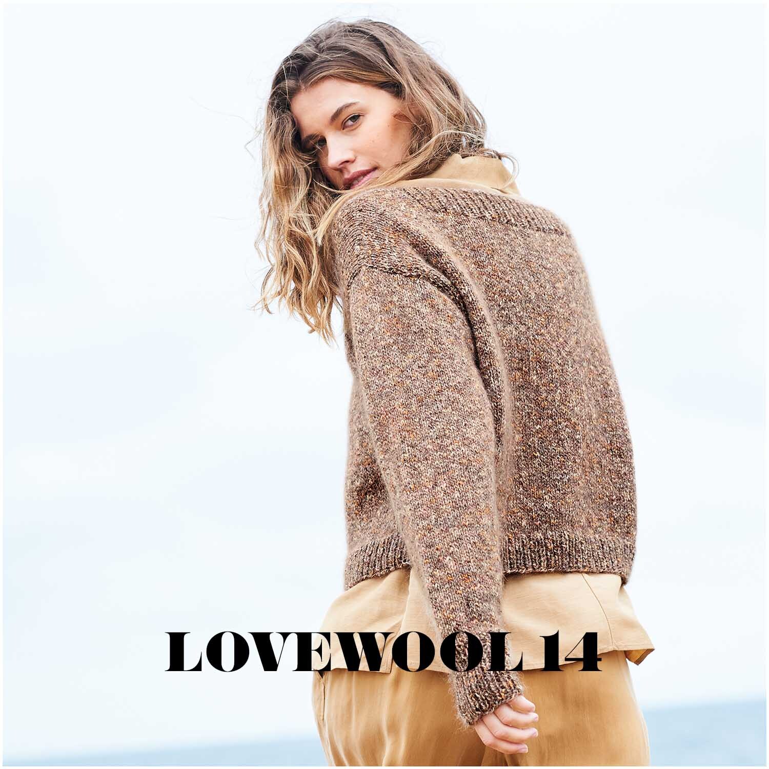 Essentials Super Kid Mohair Loves Silk: Frau in braunem Strickpullover von Rico Design, vor hellem Hintergrund.