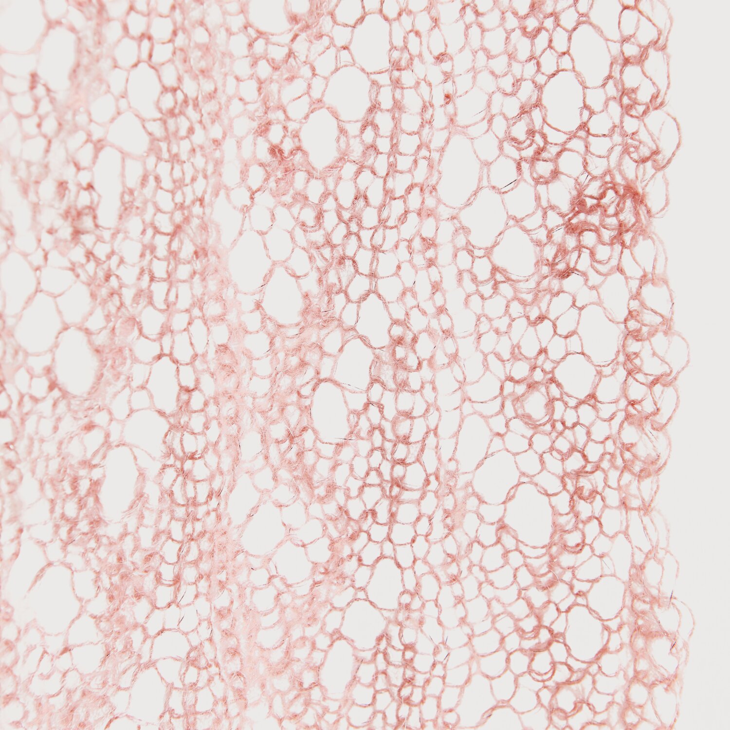 Die Neue Masche No. 13 Herbst von idee. Creativmarkt Essentials Super Kid Mohair Loves Silk Glamorous Glitter, zartes Strickmuster in Beere, ideal für elegante Herbstprojekte.