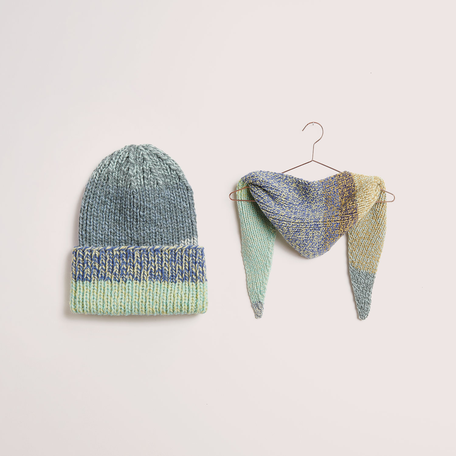 Gestrickte Mütze mit passendem Dreieckstuch