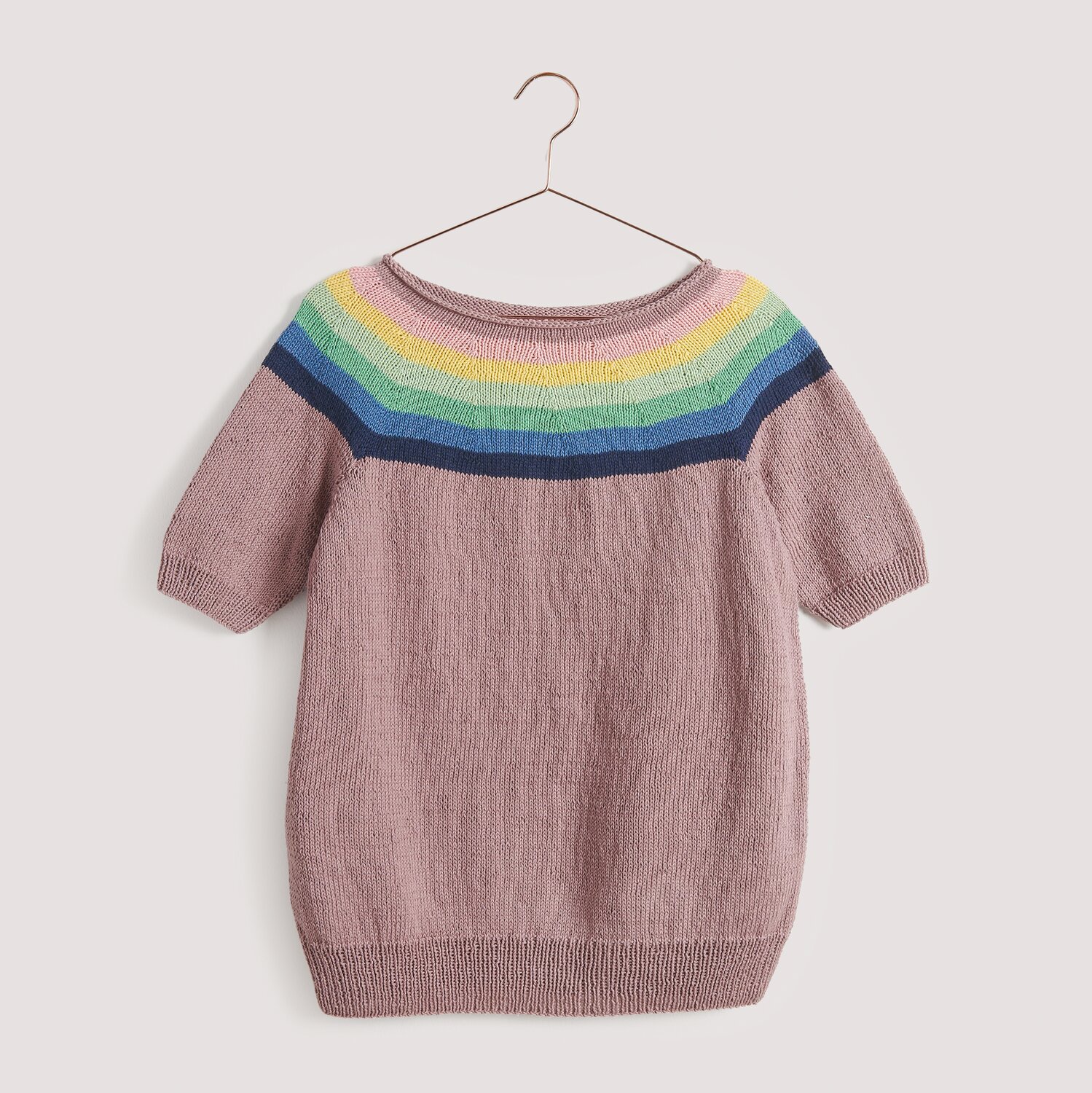 Gestricktes Top-Down-Shirt in Rosa mit Regenbogen-Kragen 